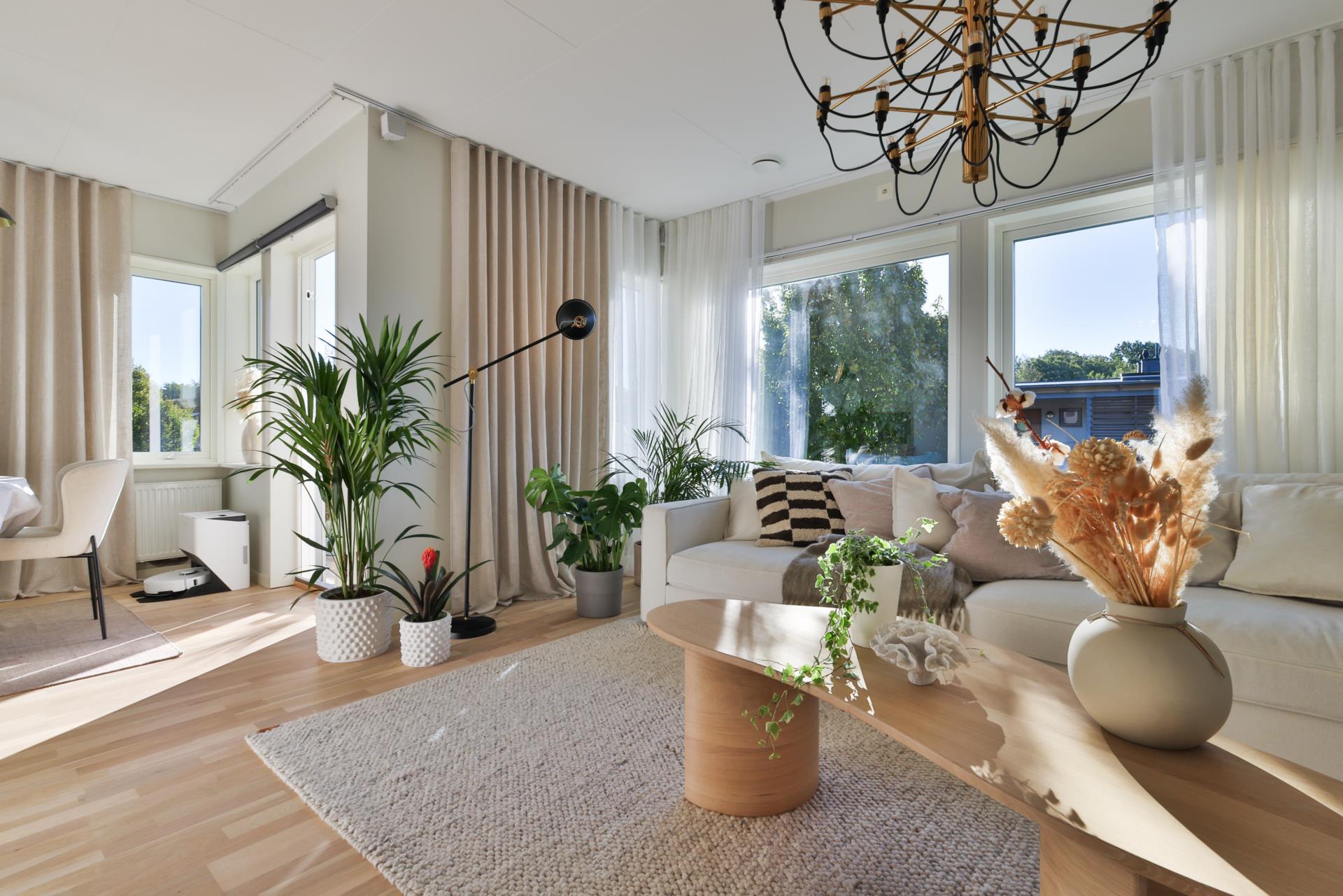 Modern 4:a med balkong och låg avgift i Lilleby – skuldfri förening!