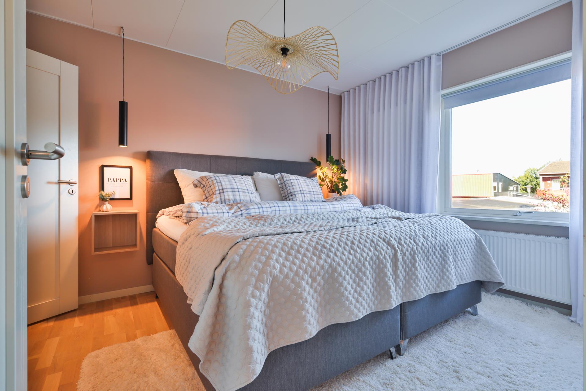 Modern 4:a med balkong och låg avgift i Lilleby – skuldfri förening!