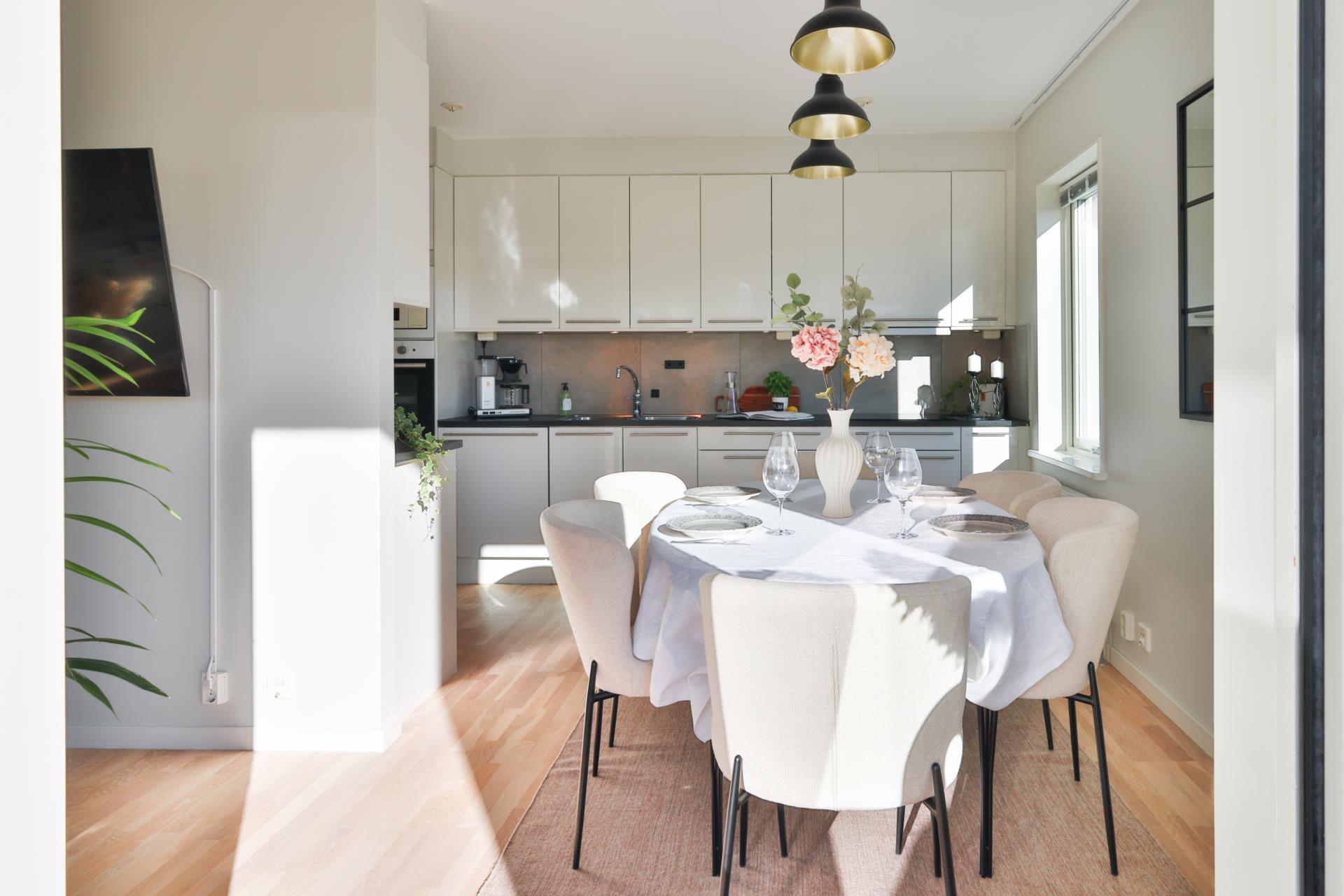 Modern 4:a med balkong och låg avgift i Lilleby – skuldfri förening!