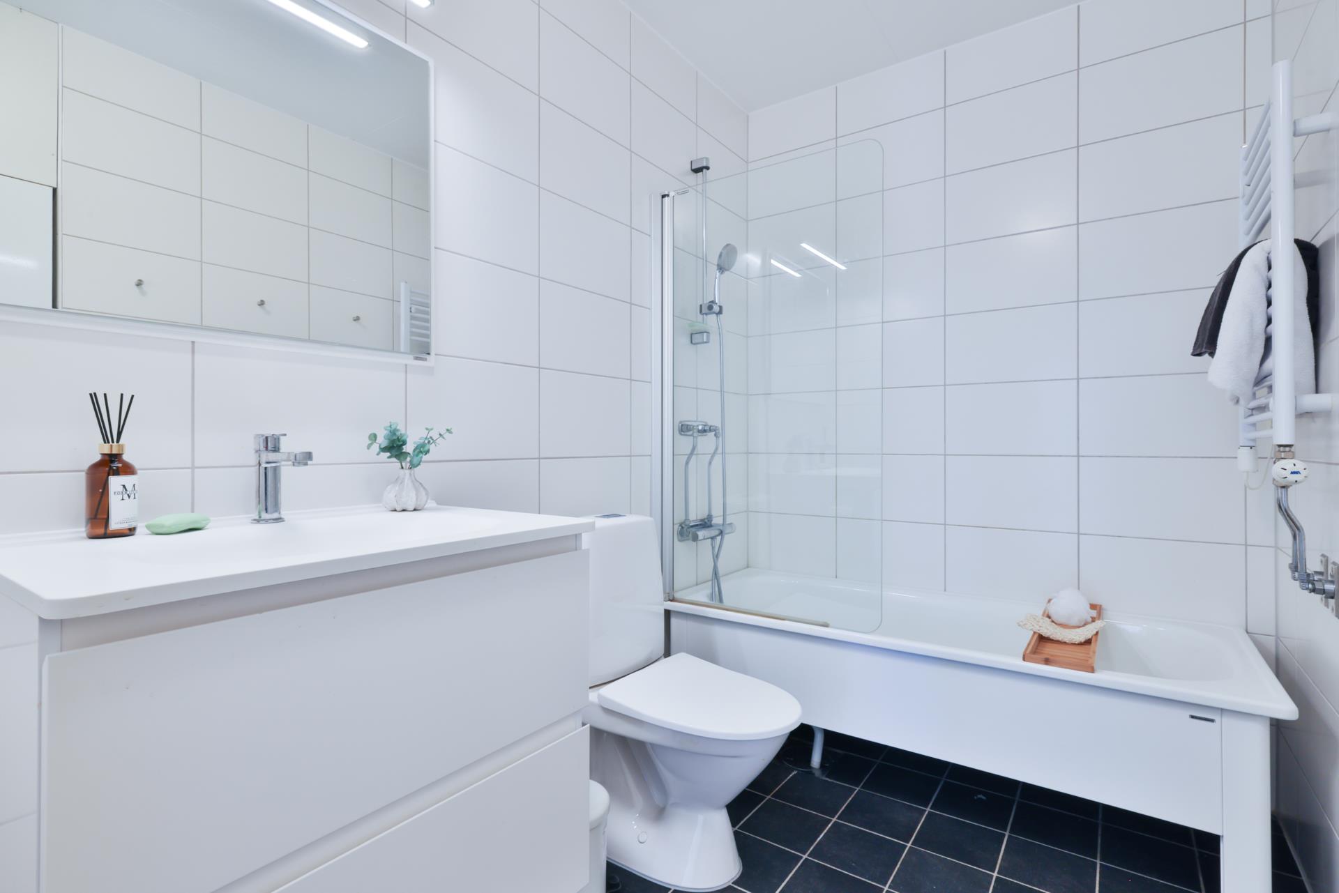 Modern 4:a med balkong och låg avgift i Lilleby – skuldfri förening!