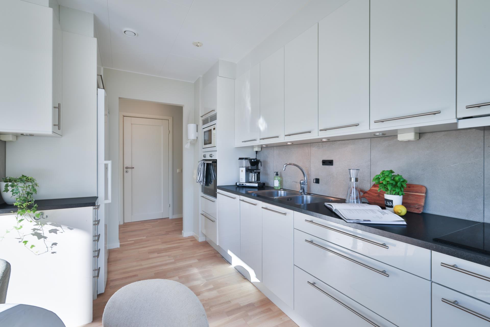 Modern 4:a med balkong och låg avgift i Lilleby – skuldfri förening!