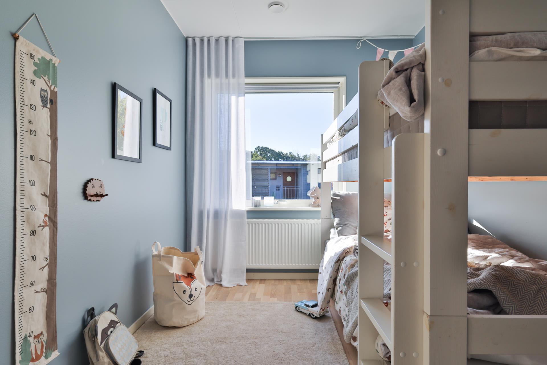 Modern 4:a med balkong och låg avgift i Lilleby – skuldfri förening!