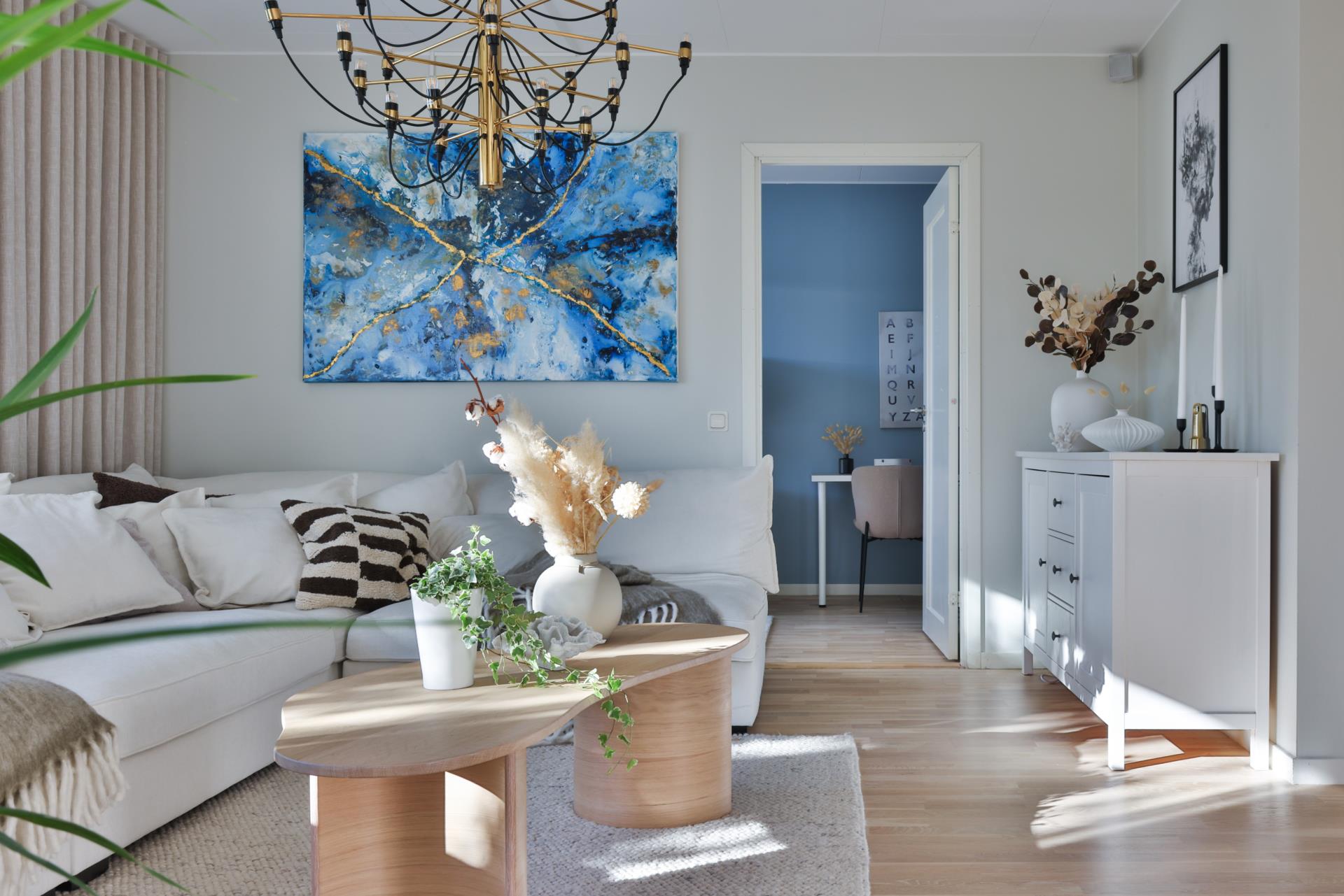 Modern 4:a med balkong och låg avgift i Lilleby – skuldfri förening!