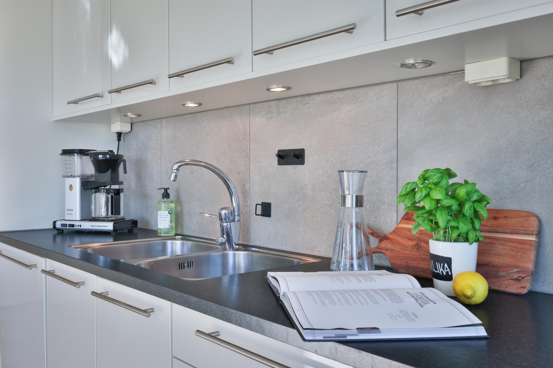 Modern 4:a med balkong och låg avgift i Lilleby – skuldfri förening!