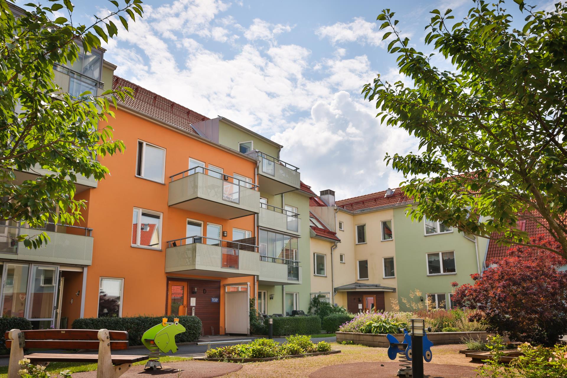 Modern och ljus 3:a med stor uteplats i Amhult