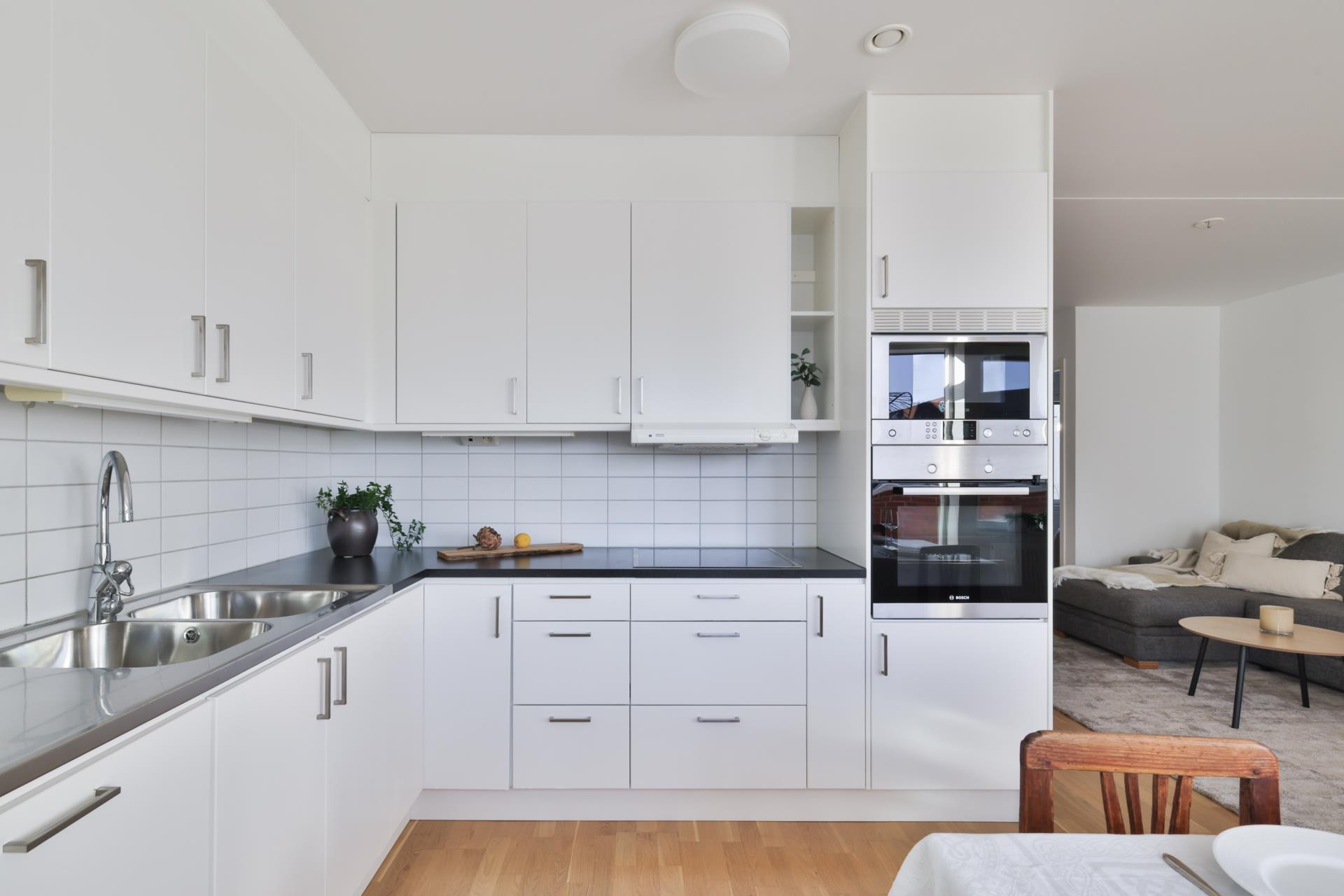 Modern och ljus 3:a med stor uteplats i Amhult