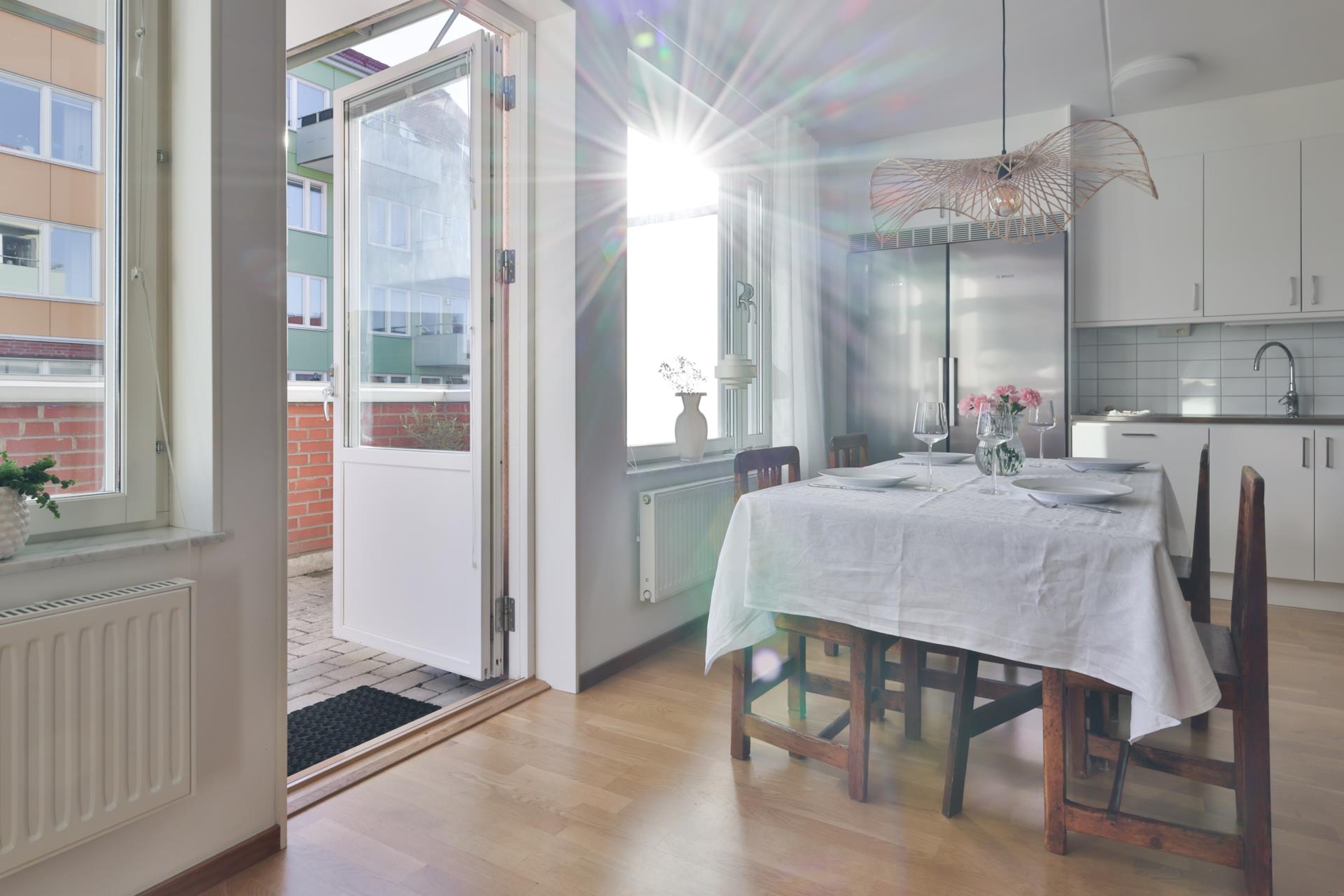 Modern och ljus 3:a med stor uteplats i Amhult