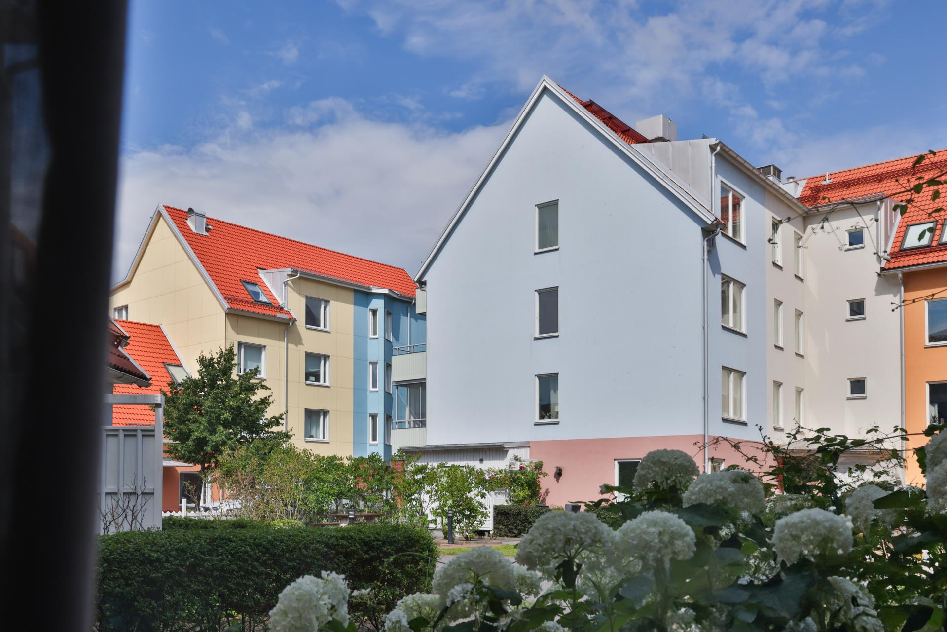 Modern och ljus 3:a med stor uteplats i Amhult