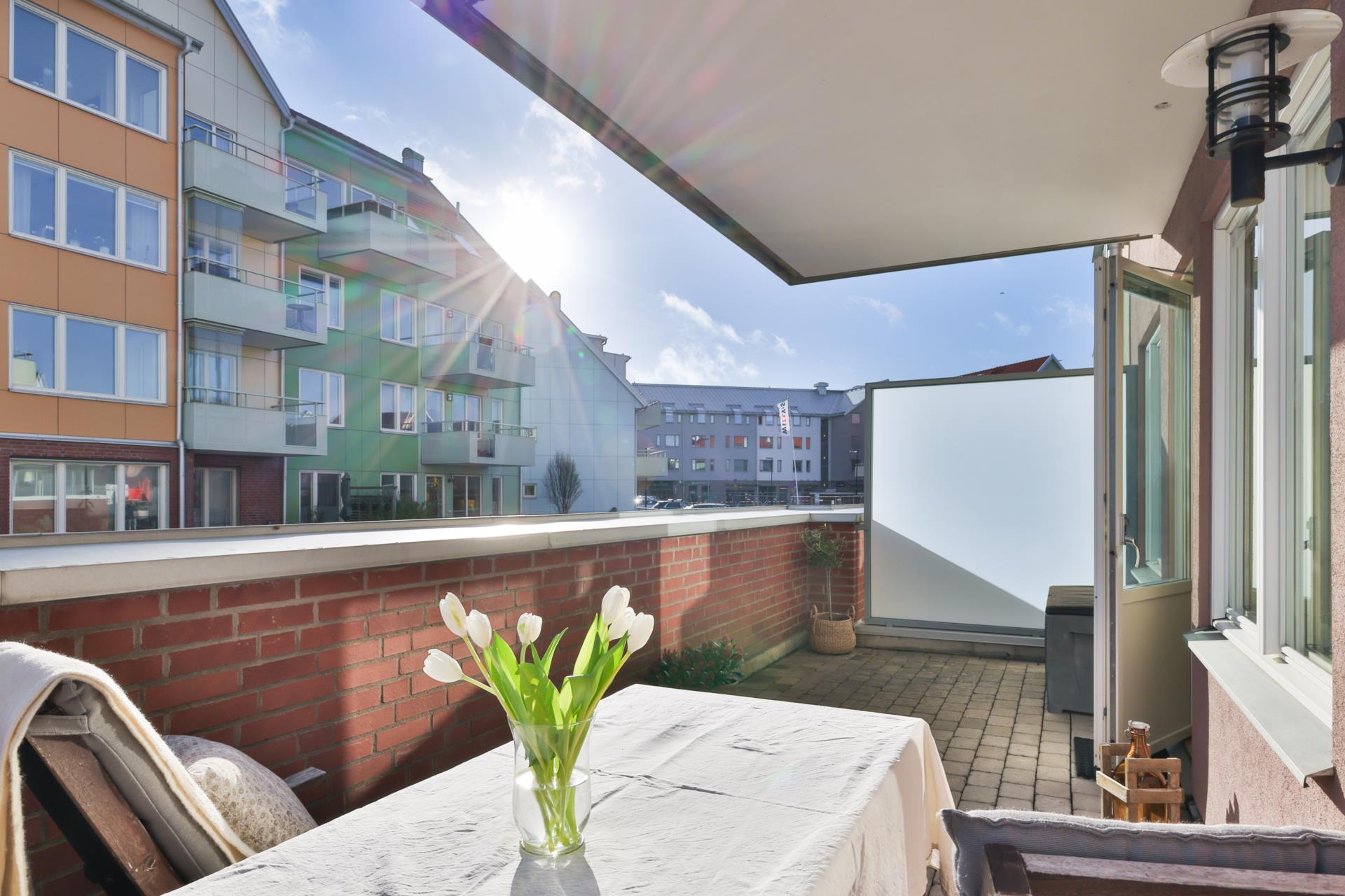 Modern och ljus 3:a med stor uteplats i Amhult