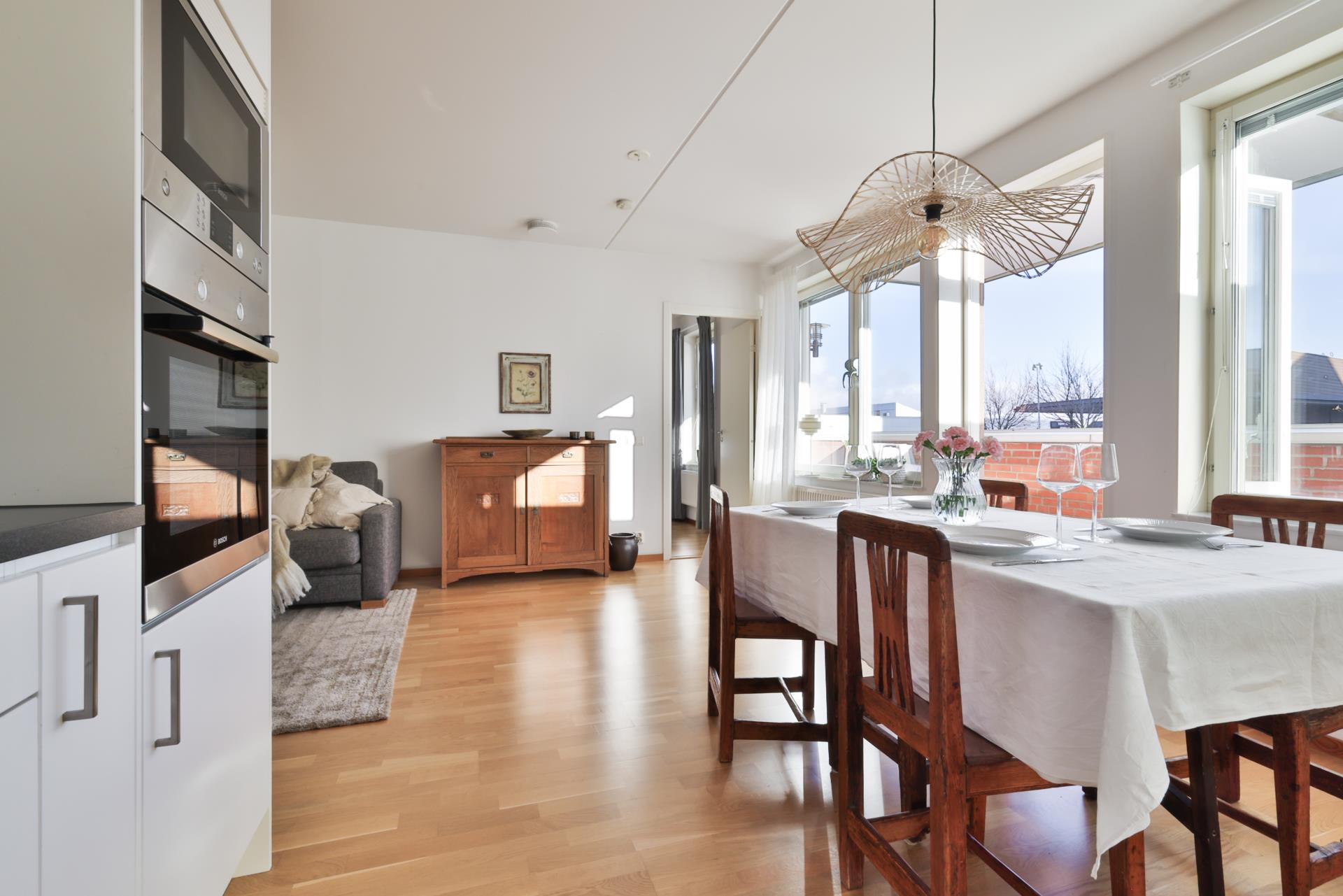 Modern och ljus 3:a med stor uteplats i Amhult