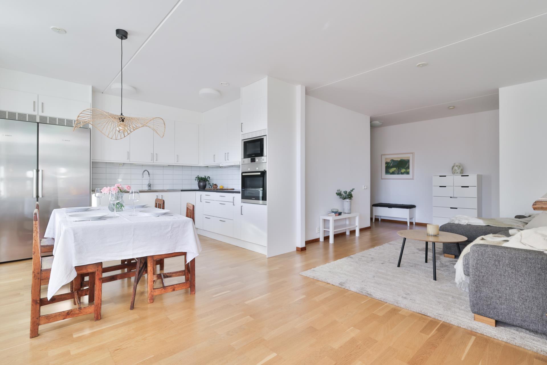 Modern och ljus 3:a med stor uteplats i Amhult