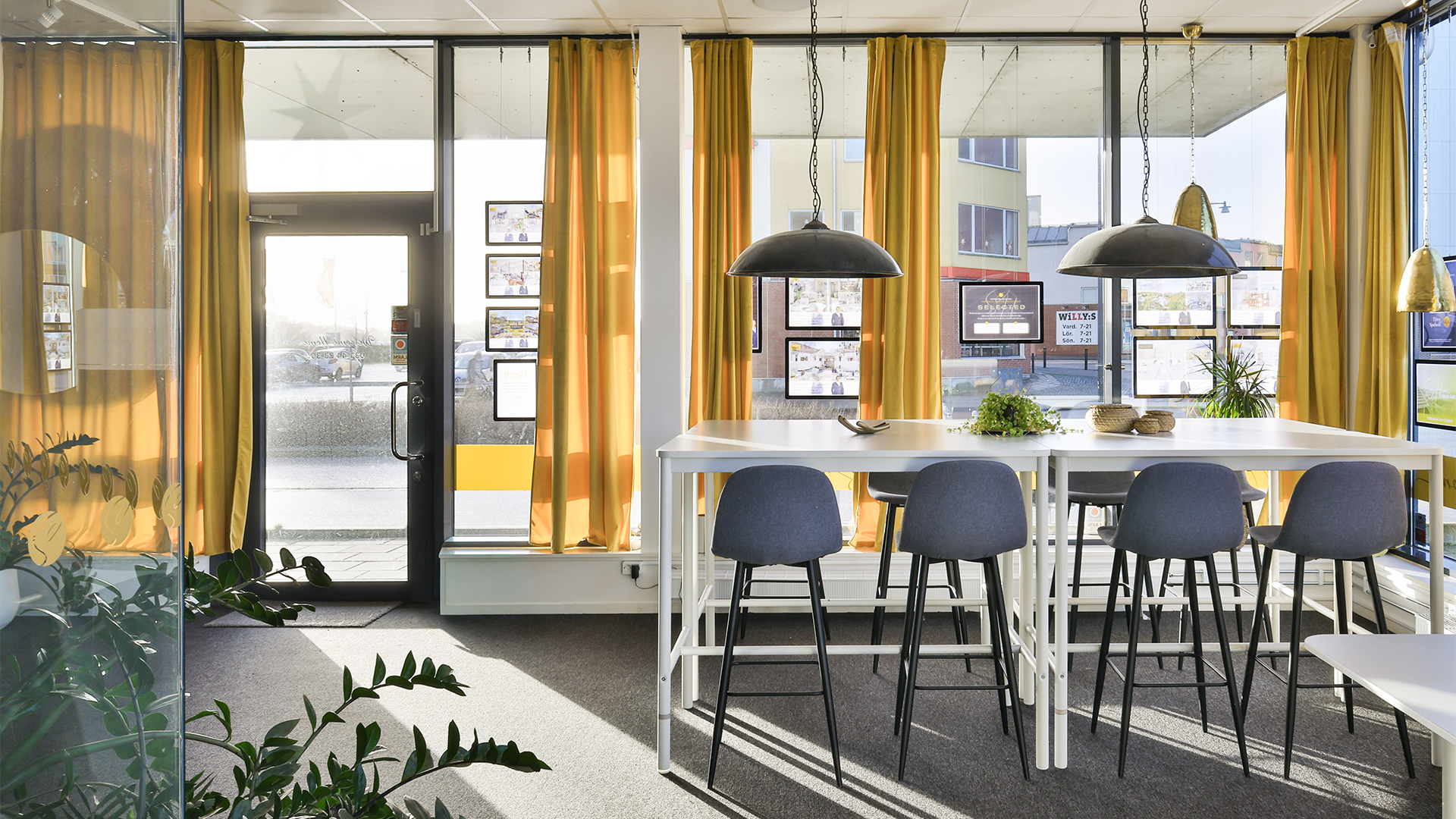 Modern 1-plansvilla med insynsskyddad trädgård i Nödinge