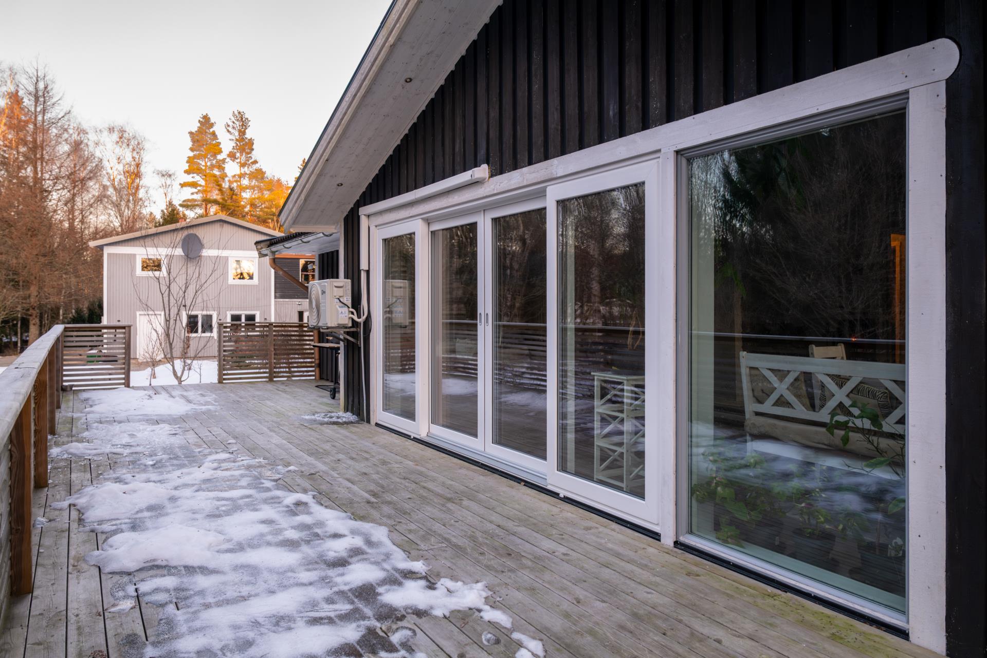 Charmig familjevilla i Ucklum med trädgård och naturnära läge