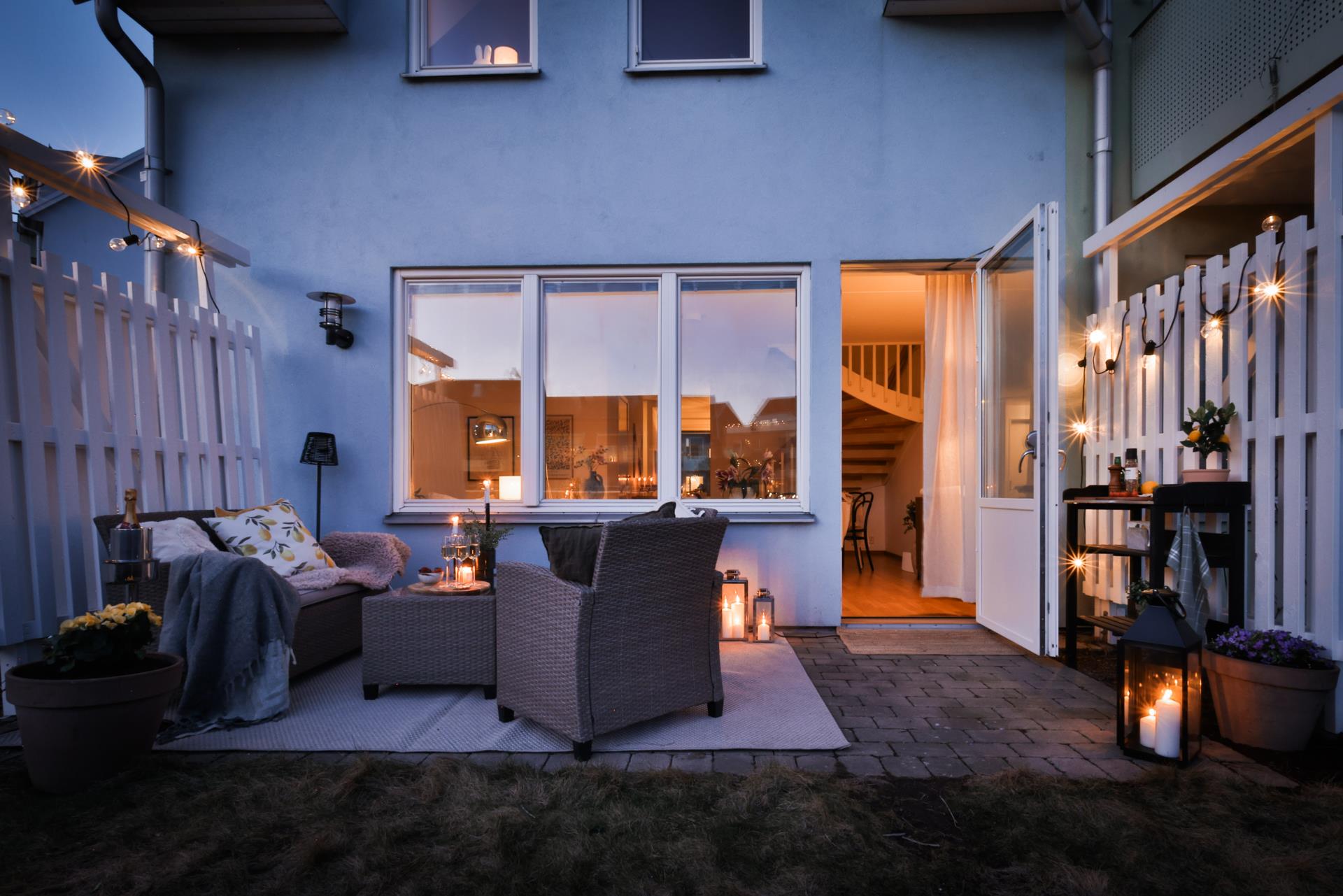 Unikt gavelradhus med två uteplatser mitt i Amhult