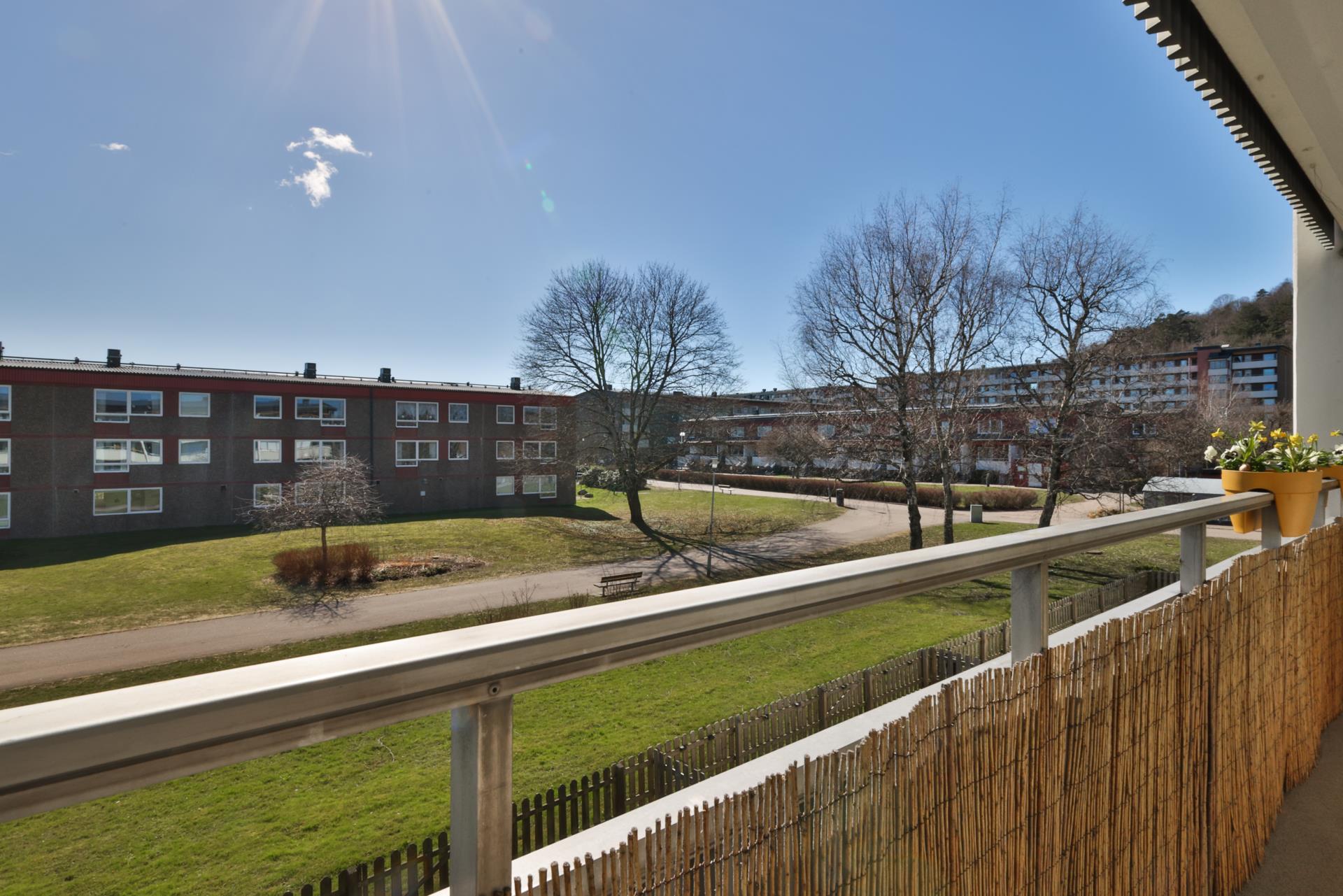 Snyggt renoverad 2:a i Kärra med stor balkong i söderläge