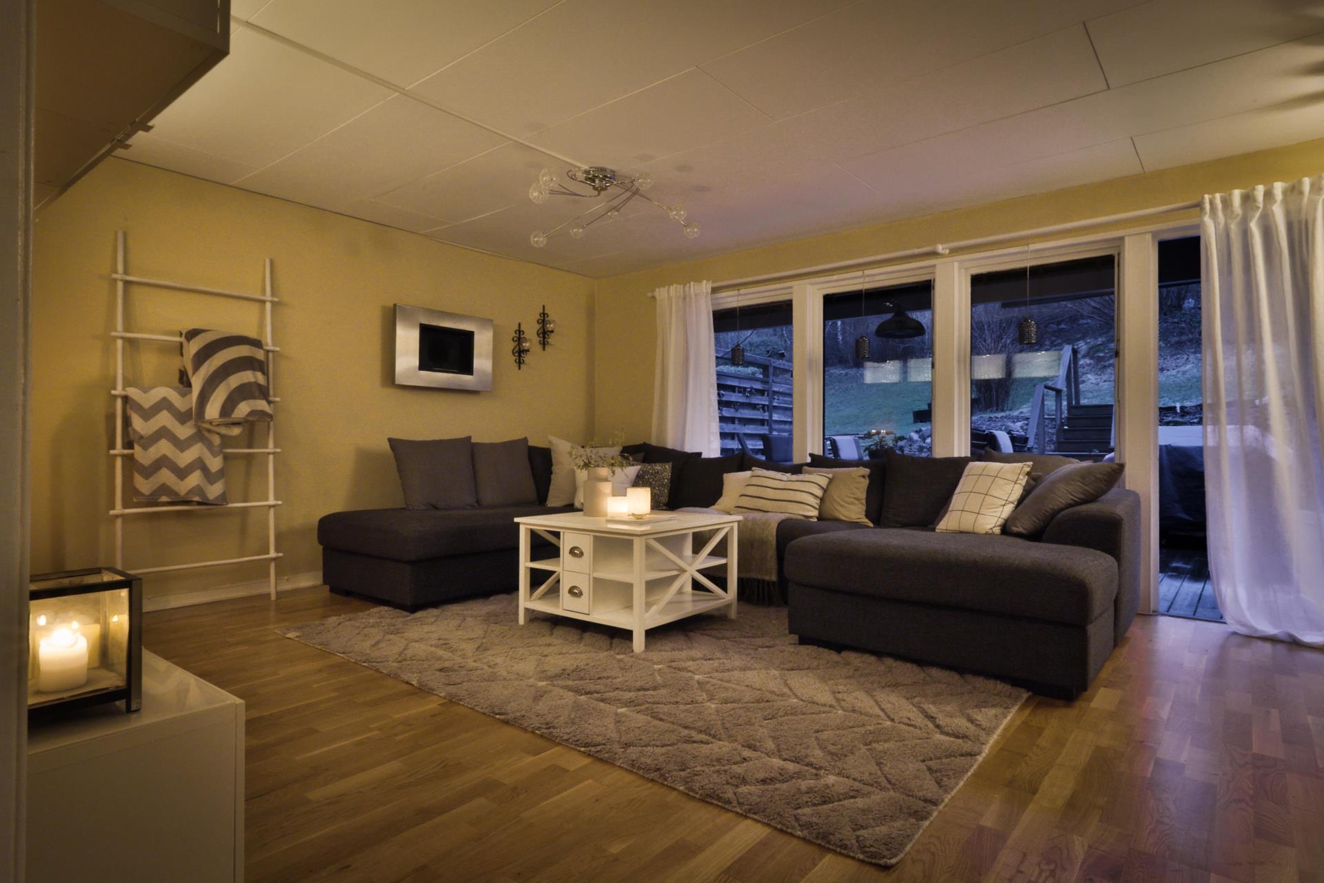 Attraktivt radhus i två plan med fyra sovrum och två soliga uteplatser