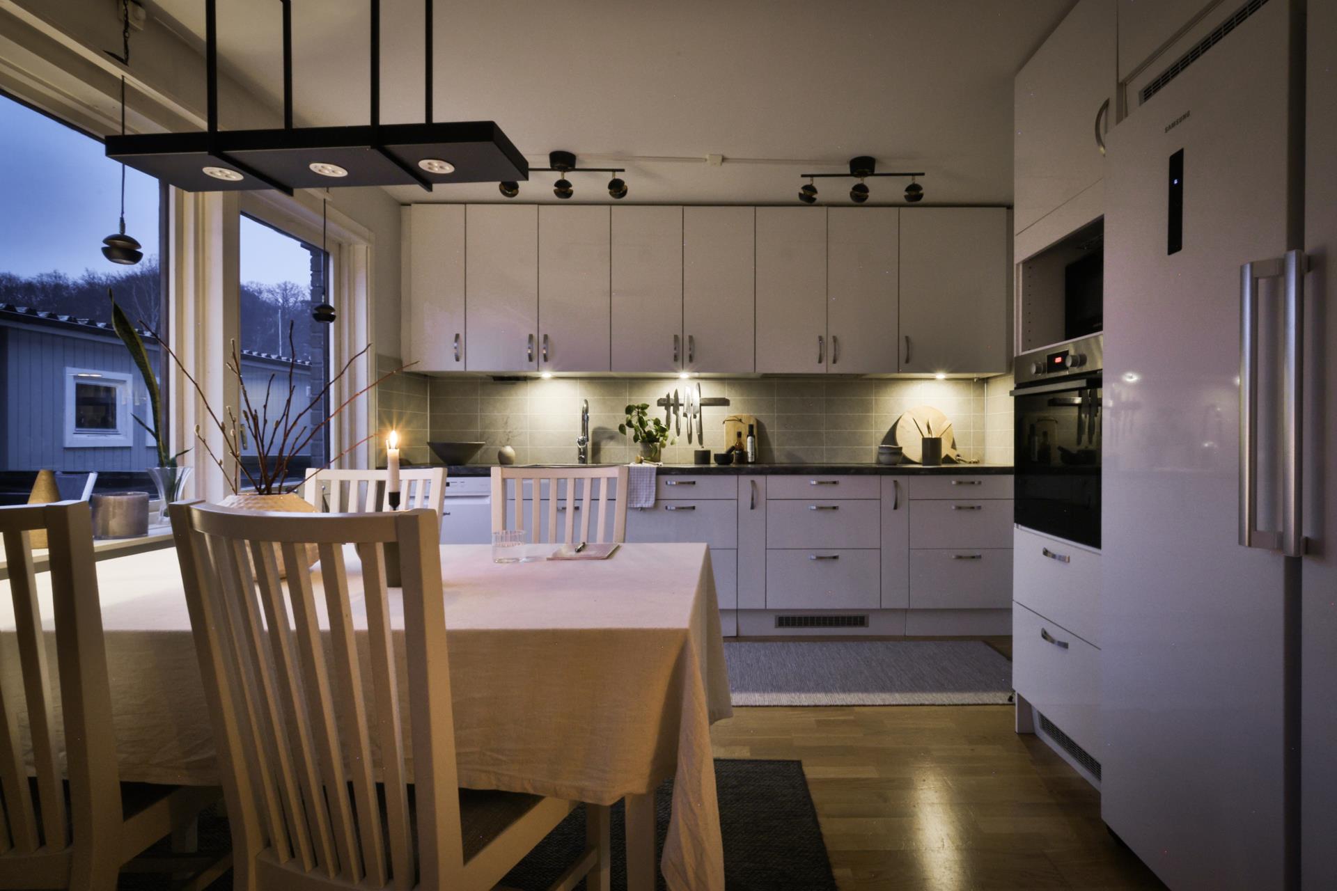 Attraktivt radhus i två plan med fyra sovrum och två soliga uteplatser