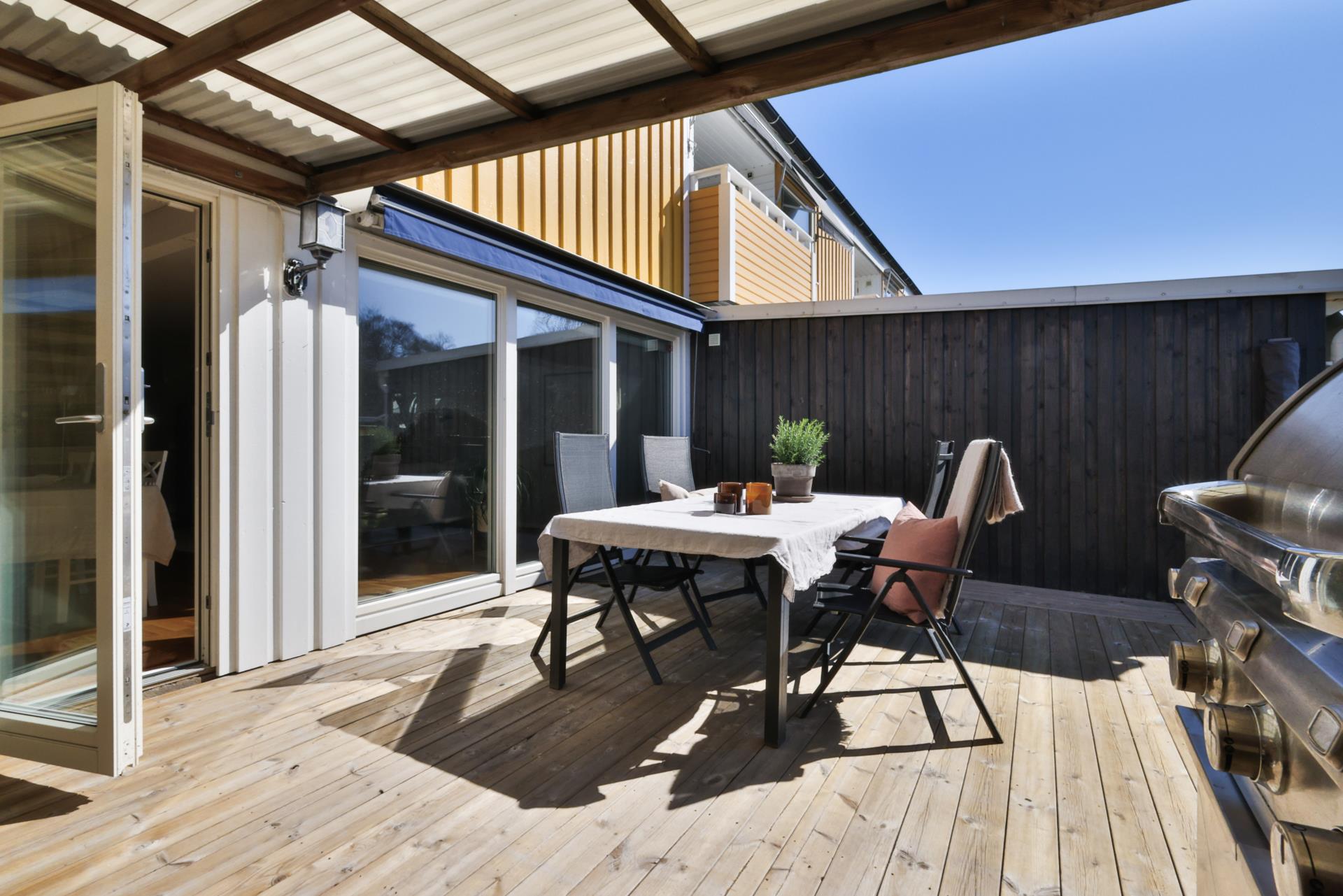 Familjevänligt radhus i Näset med solig altan och trädgård