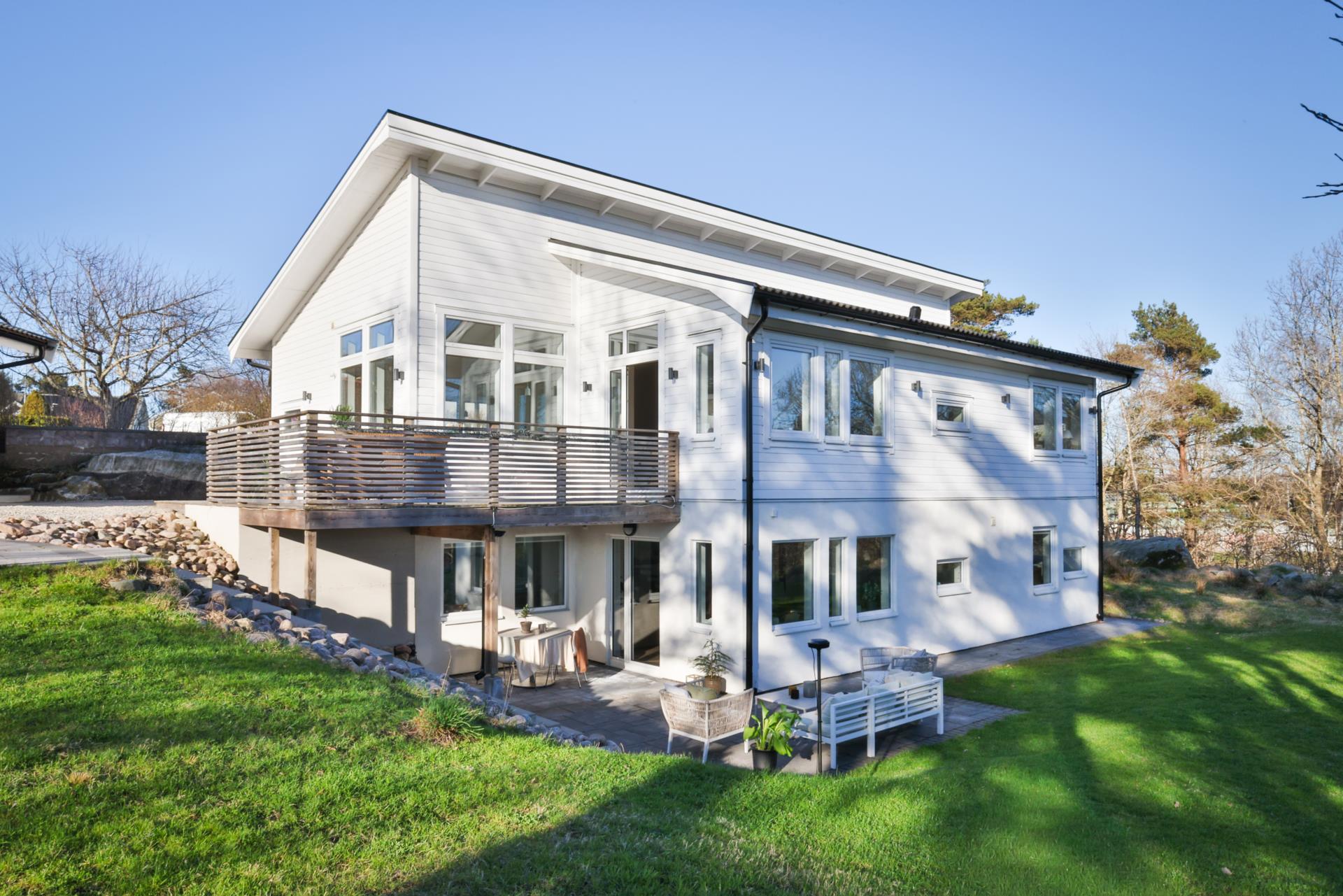 Högklassig villa i Lilleby med stilren design och en trädgård att njuta av