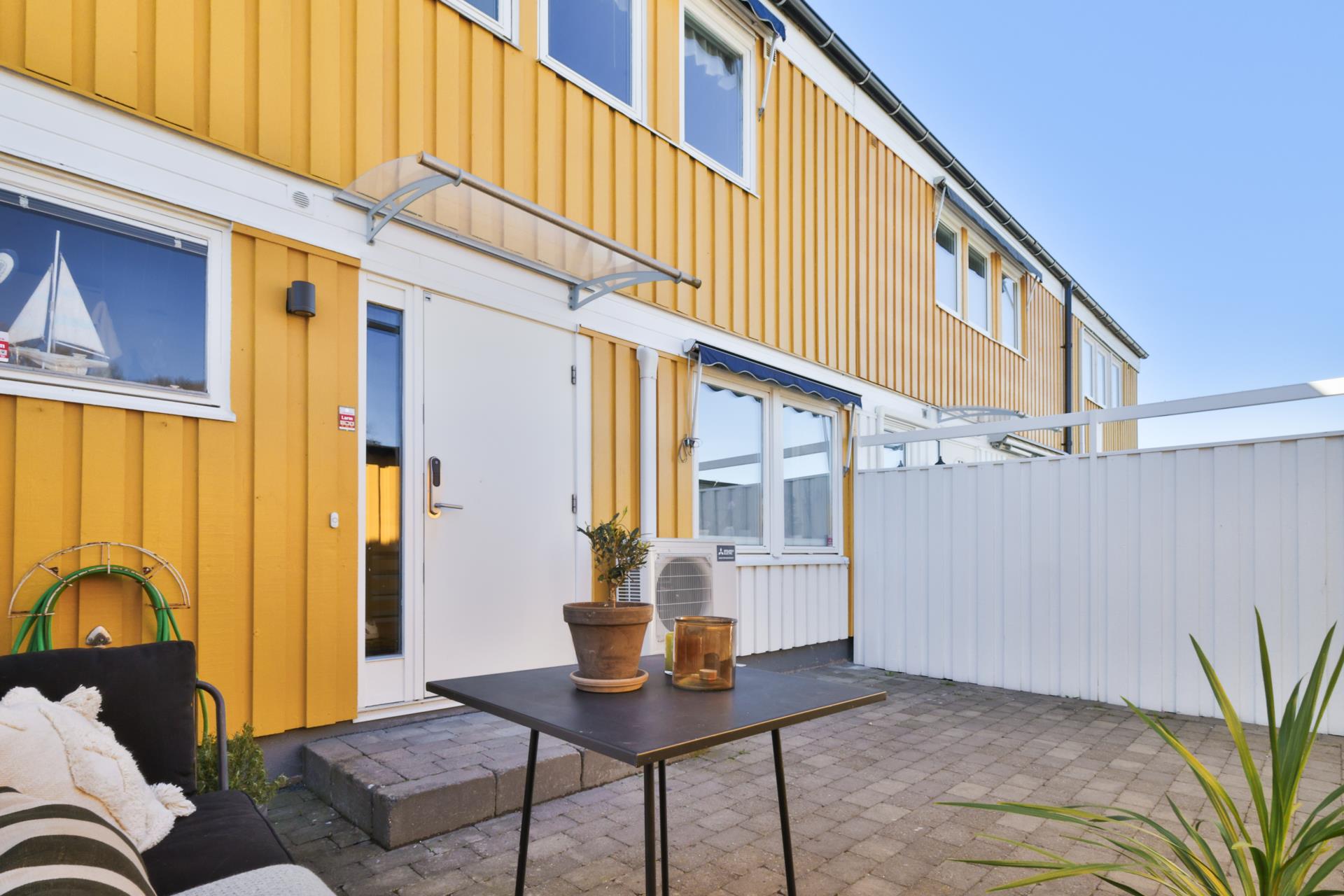 Familjevänligt radhus i Näset med solig altan och trädgård