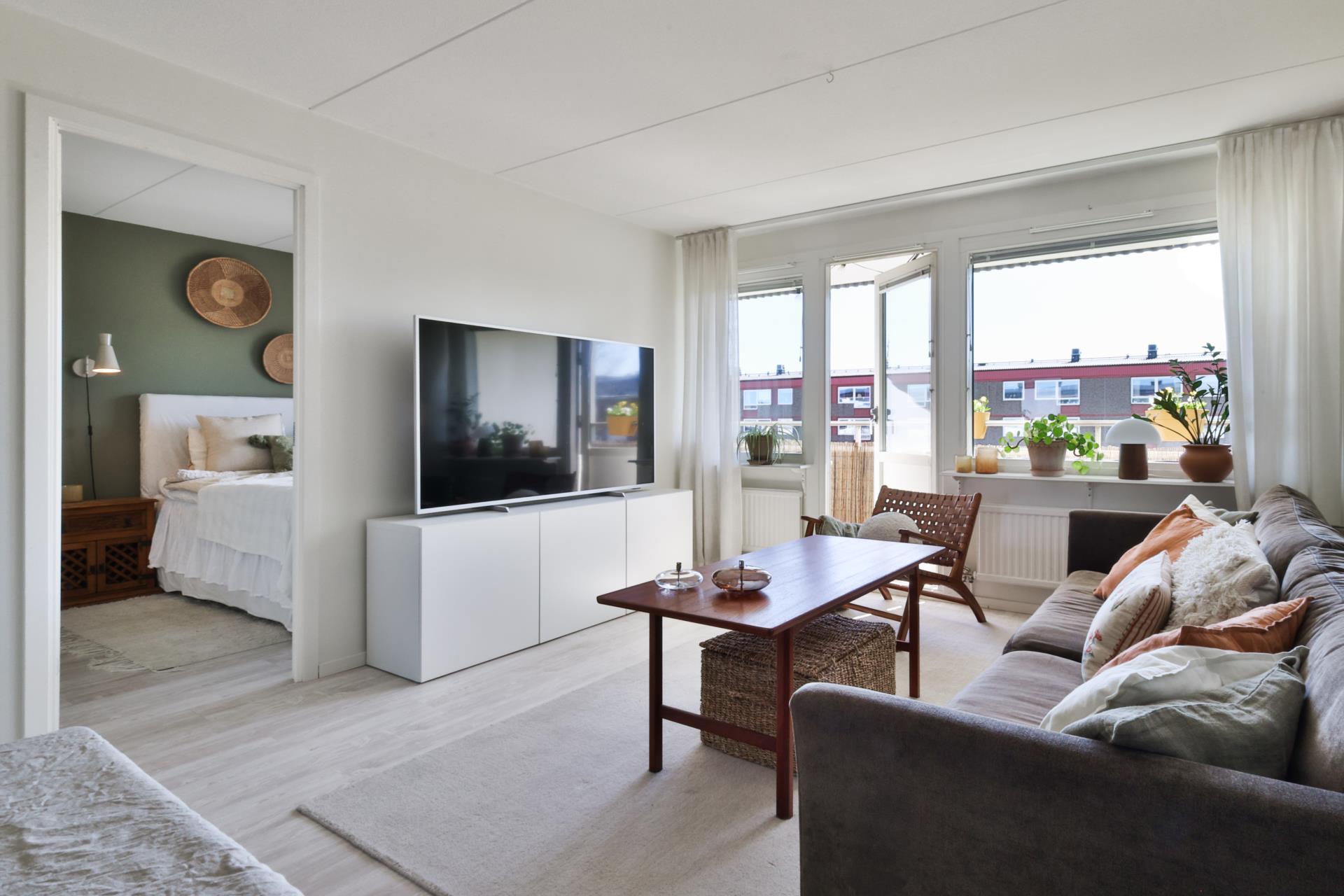 Snyggt renoverad 2:a i Kärra med stor balkong i söderläge