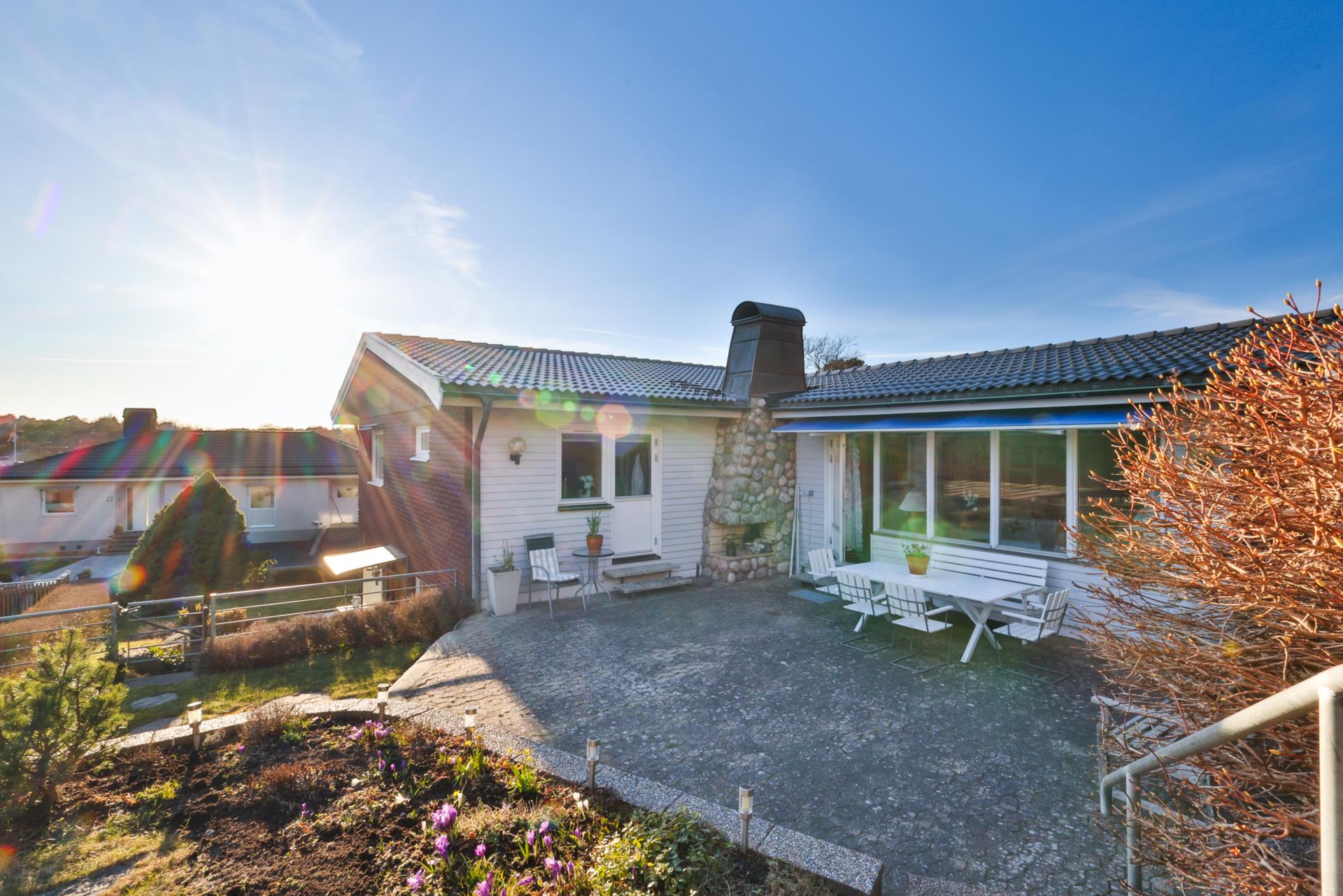 Charmig villa med härlig trädgård mot skog i Påvelund