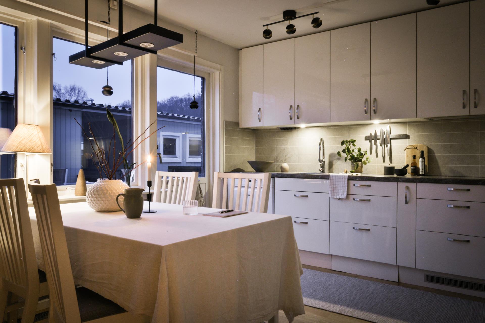 Attraktivt radhus i två plan med fyra sovrum och två soliga uteplatser