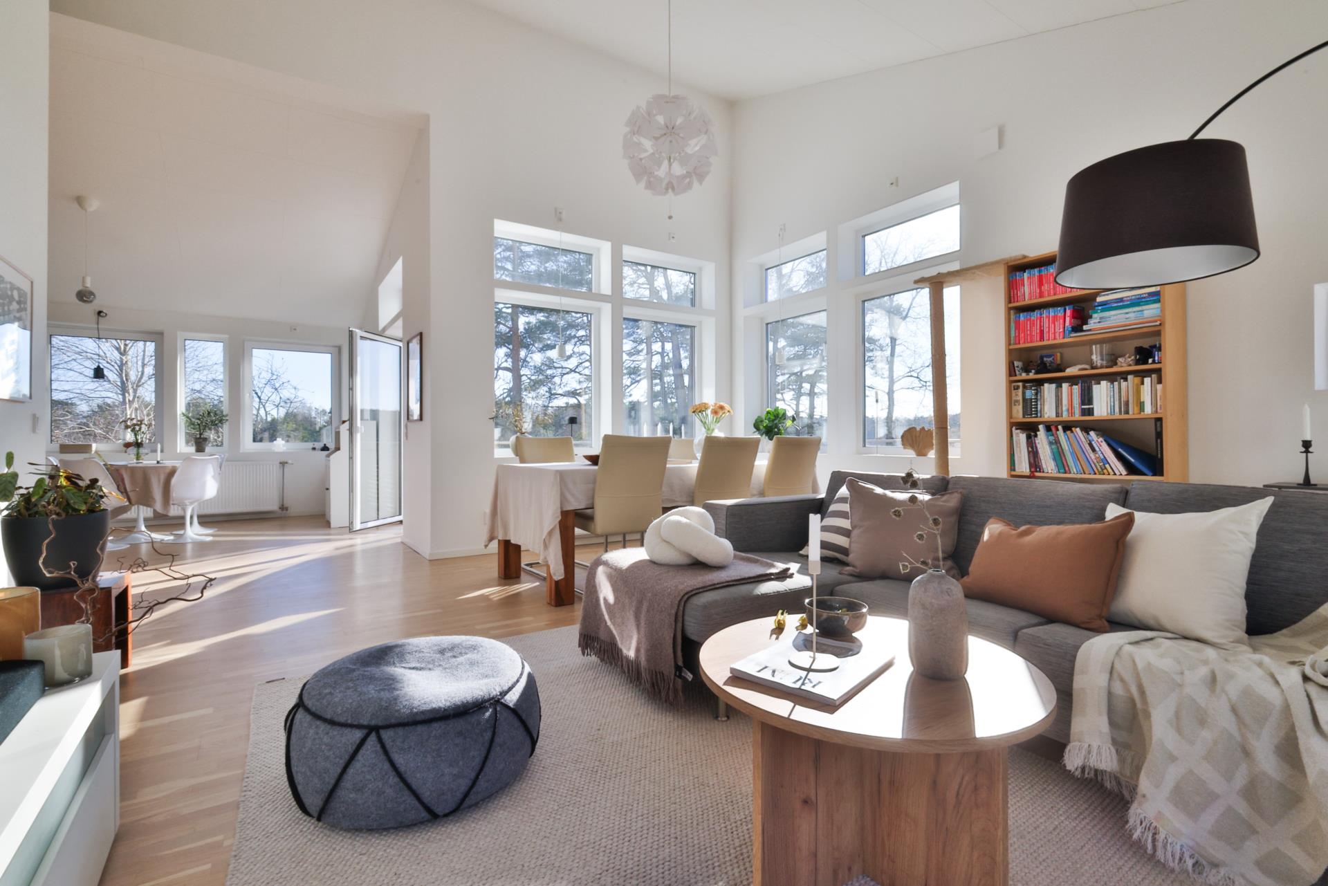 Högklassig villa i Lilleby med stilren design och en trädgård att njuta av