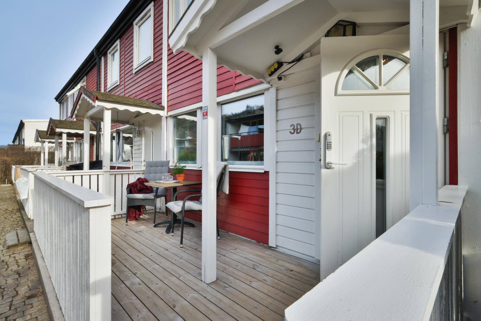 Modernt radhus i Lexby med flera uteplatser