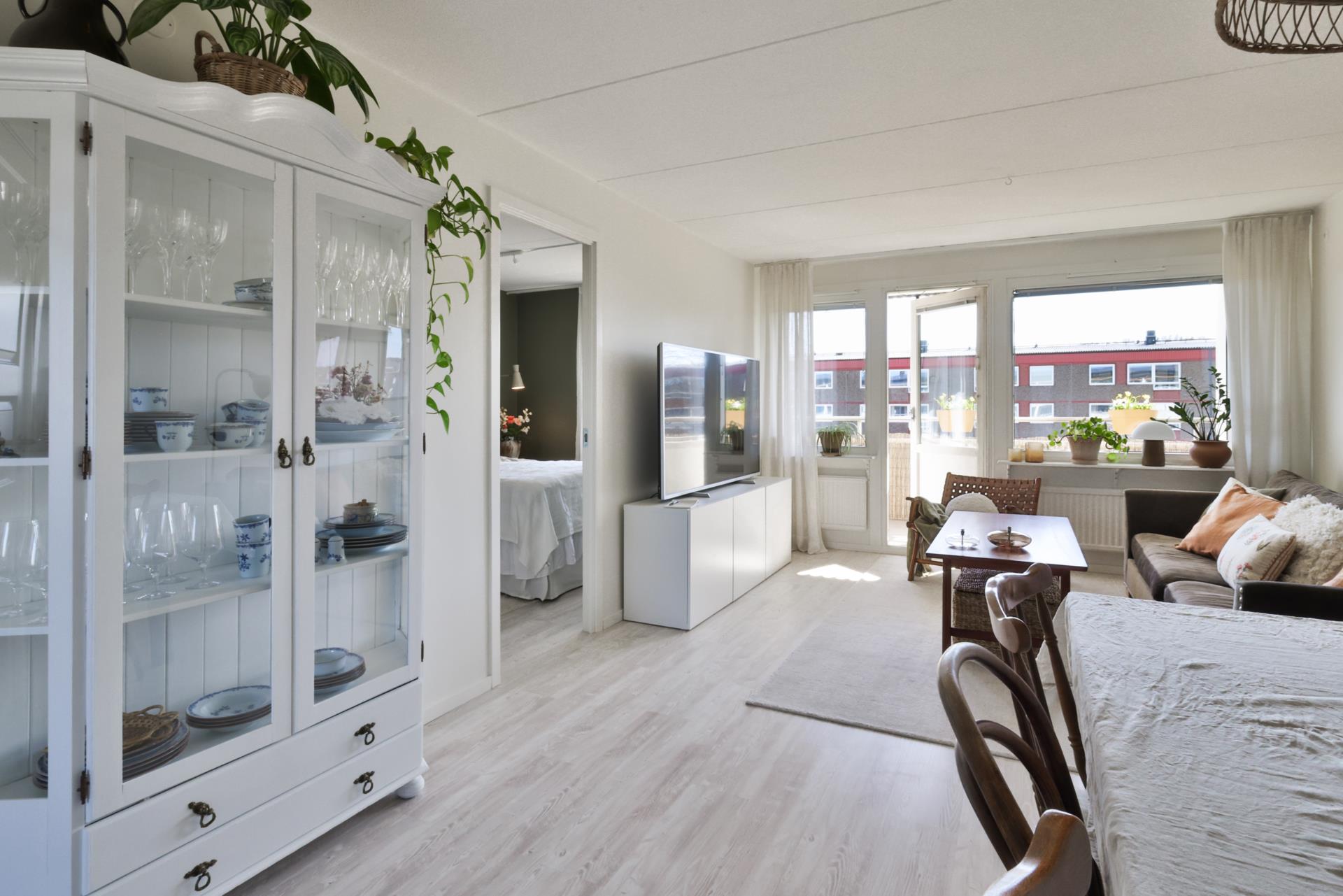 Snyggt renoverad 2:a i Kärra med stor balkong i söderläge