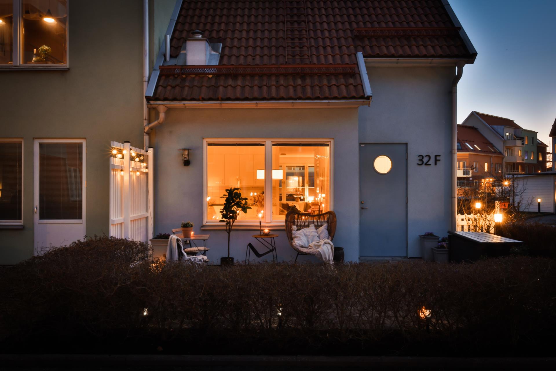 Unikt gavelradhus med två uteplatser mitt i Amhult