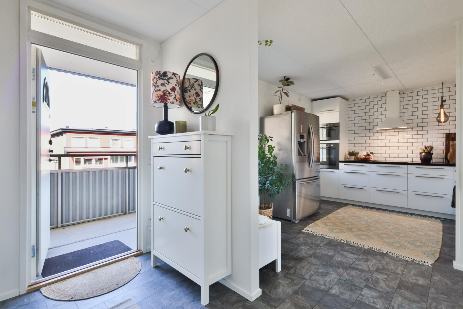 Snyggt renoverad 2:a i Kärra med stor balkong i söderläge