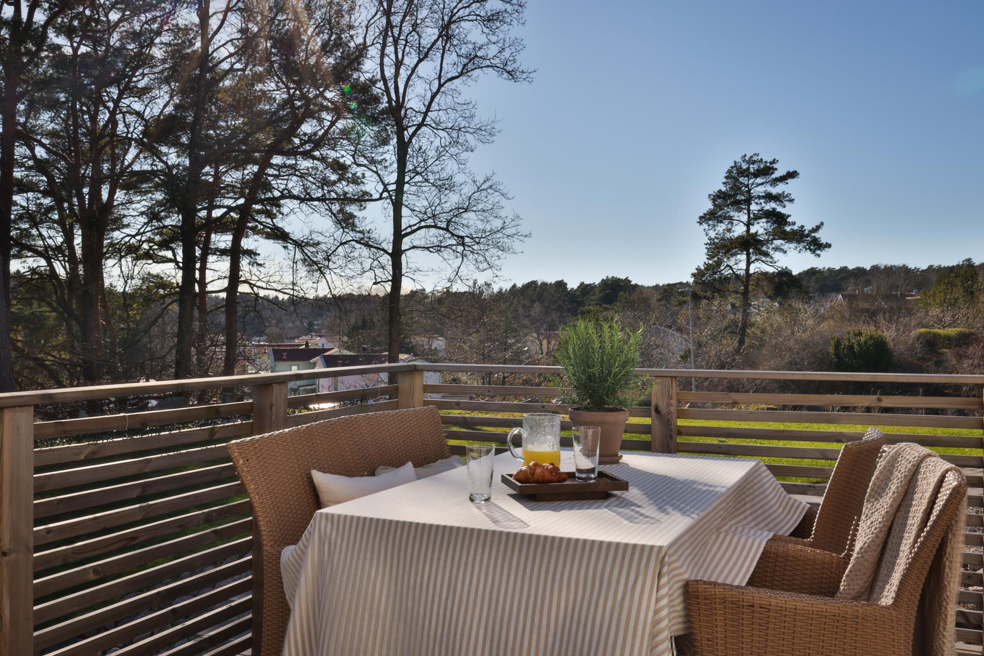 Högklassig villa i Lilleby med stilren design och en trädgård att njuta av