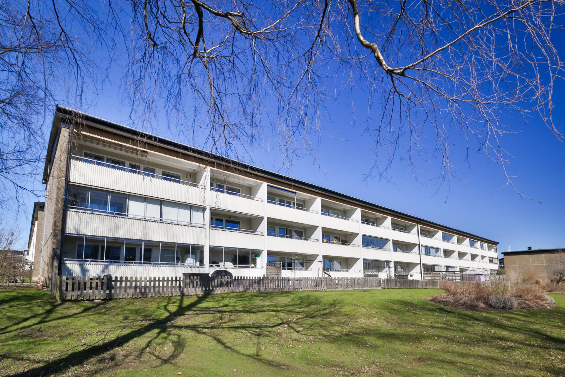 Snyggt renoverad 2:a i Kärra med stor balkong i söderläge