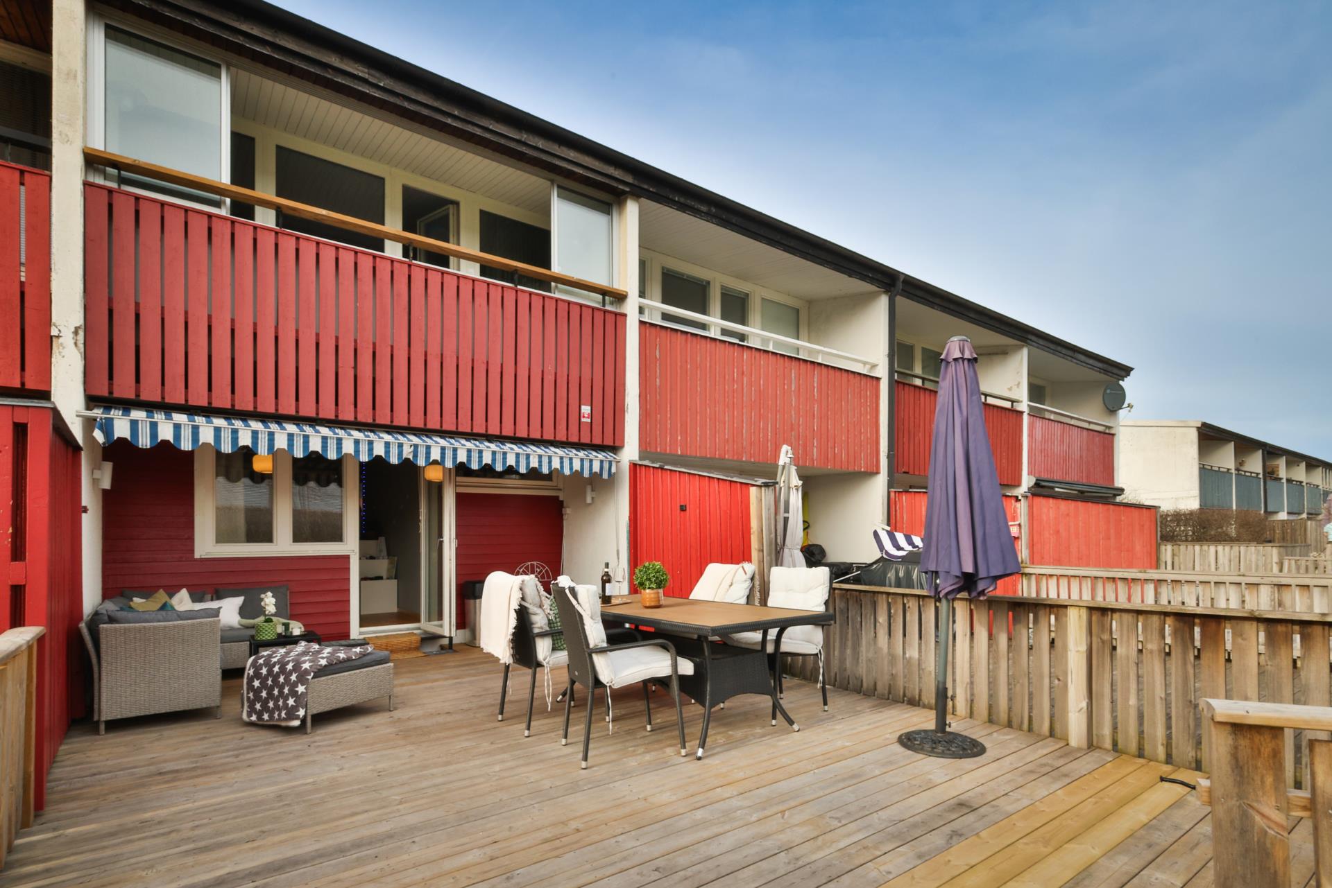 Modernt radhus i Lexby med flera uteplatser