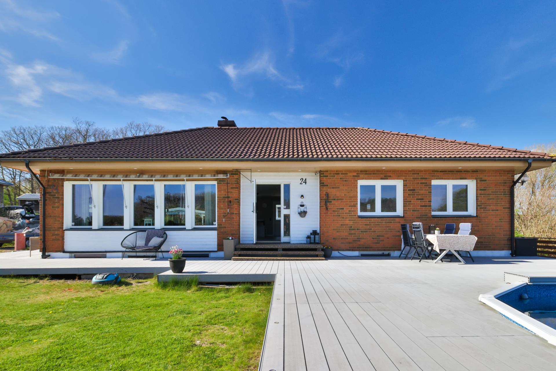Totalrenoverad villa med havsutsikt, pool och spa i attraktiva Näset