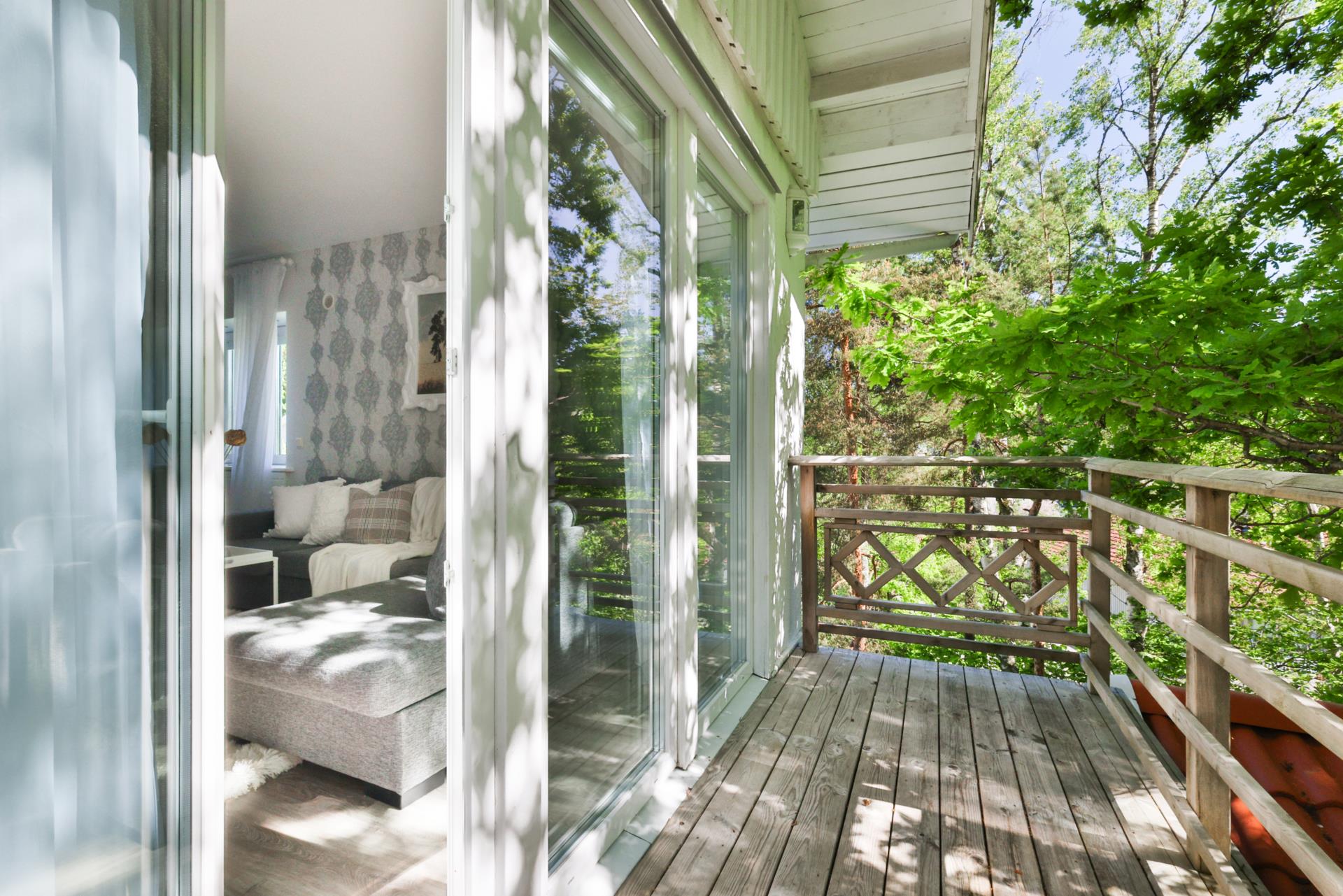Modern villa med två uthyrningslägenheter och skogen som granne