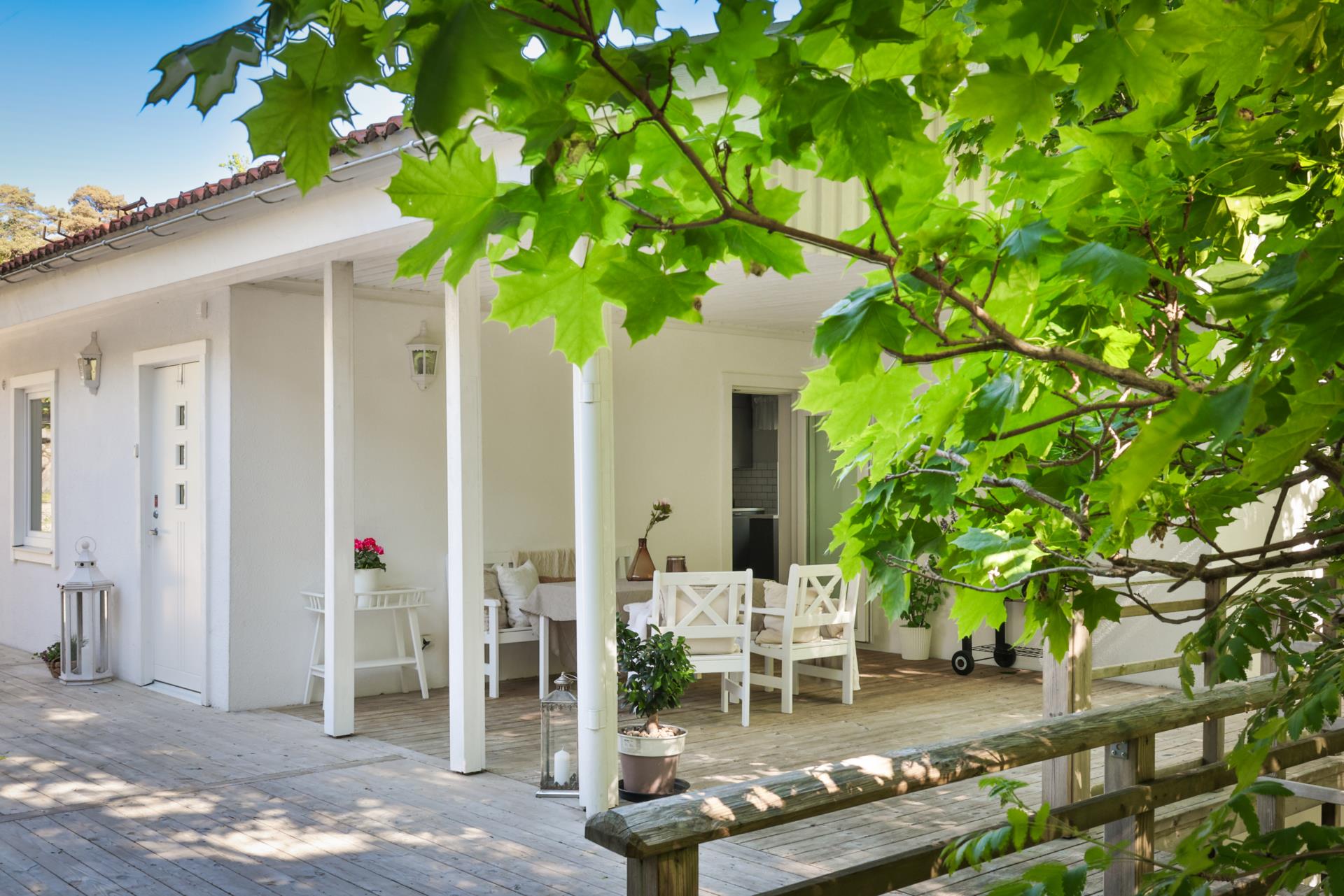 Modern villa med två uthyrningslägenheter och skogen som granne