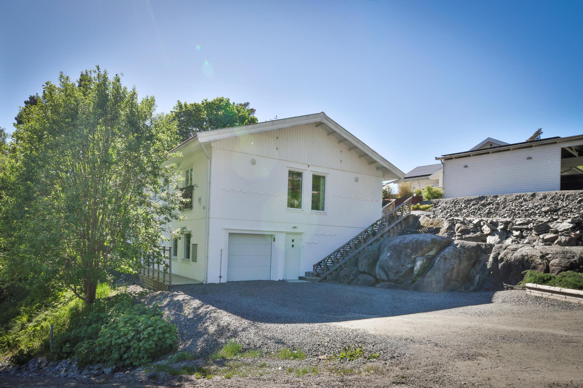 Modern villa med två uthyrningslägenheter och skogen som granne