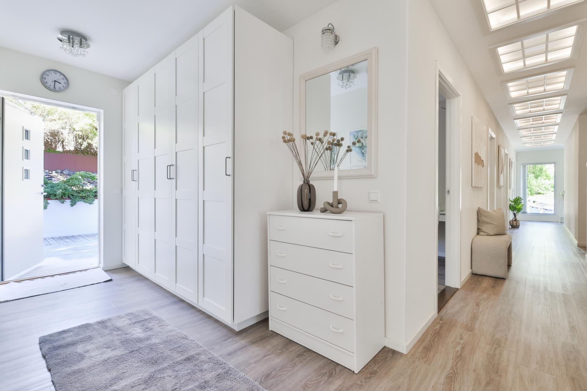 Modern villa med två uthyrningslägenheter och skogen som granne