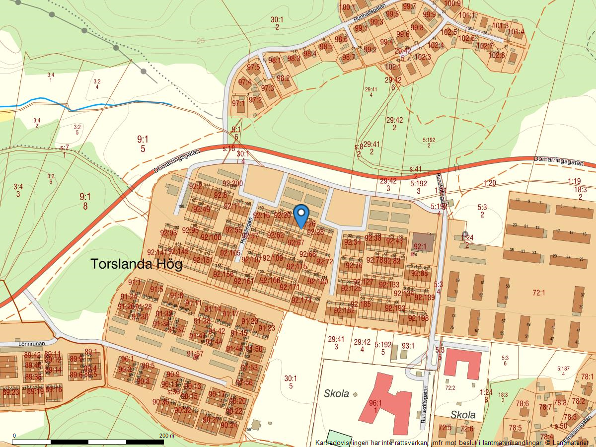 Välskött radhus med härliga uteplatser på Runslingan