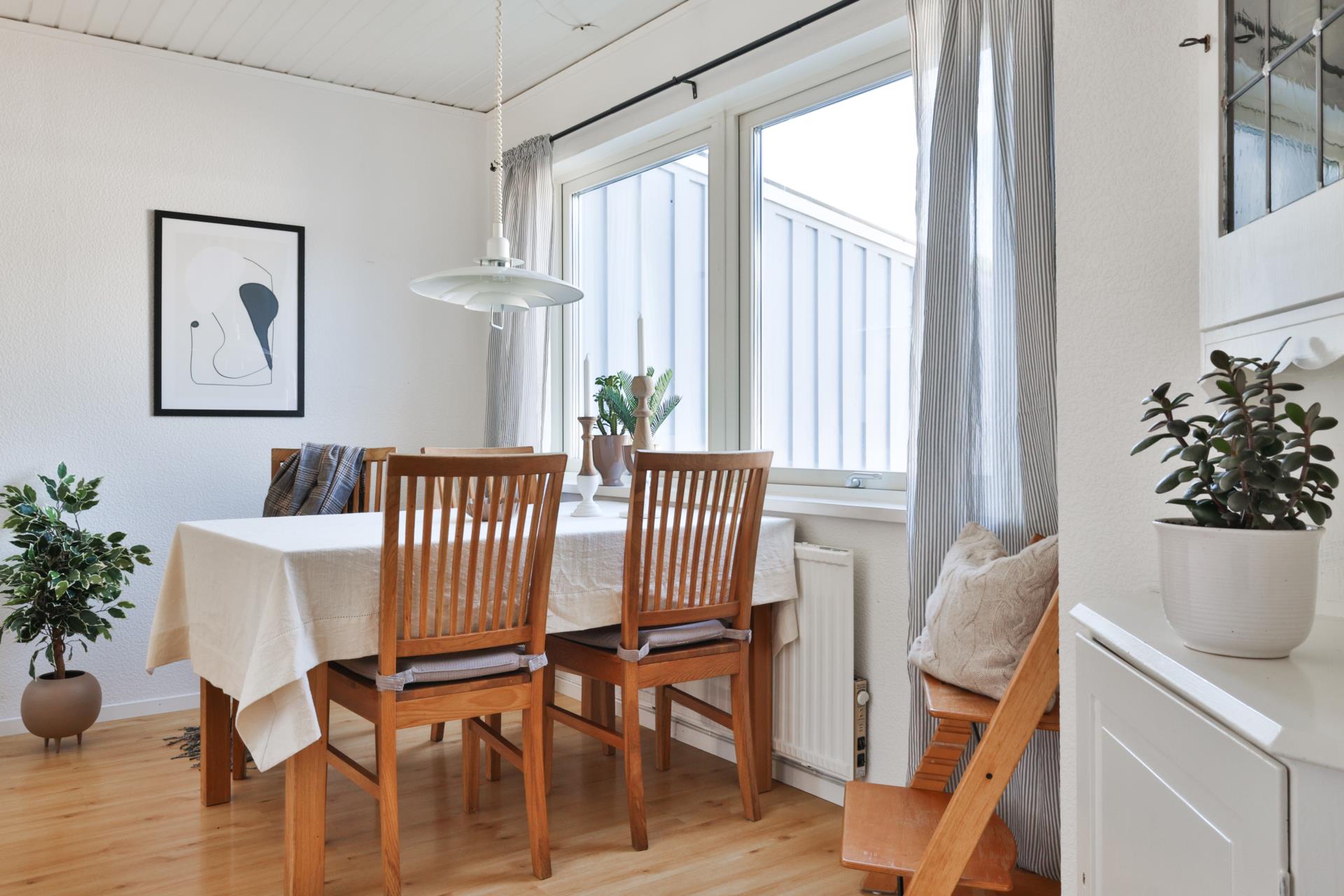 Välskött radhus med härliga uteplatser på Runslingan