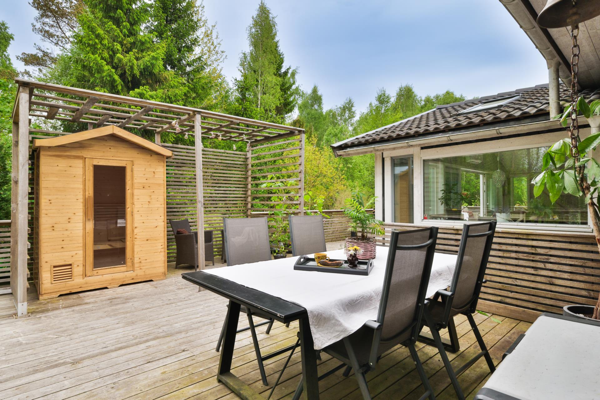 Charmig familjevilla i Ucklum med trädgård och naturnära läge
