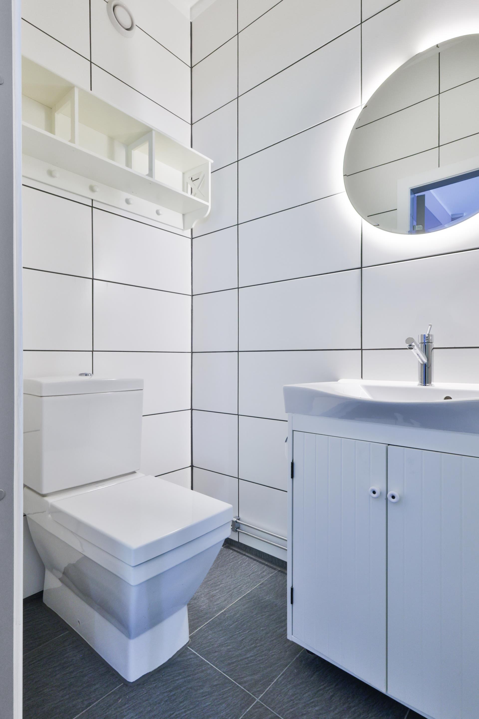 Modern villa med två uthyrningslägenheter och skogen som granne