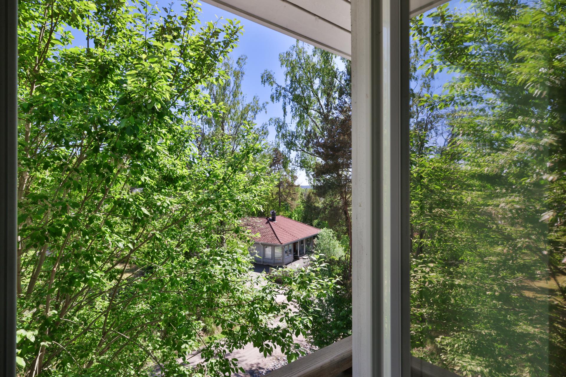 Modern villa med två uthyrningslägenheter och skogen som granne