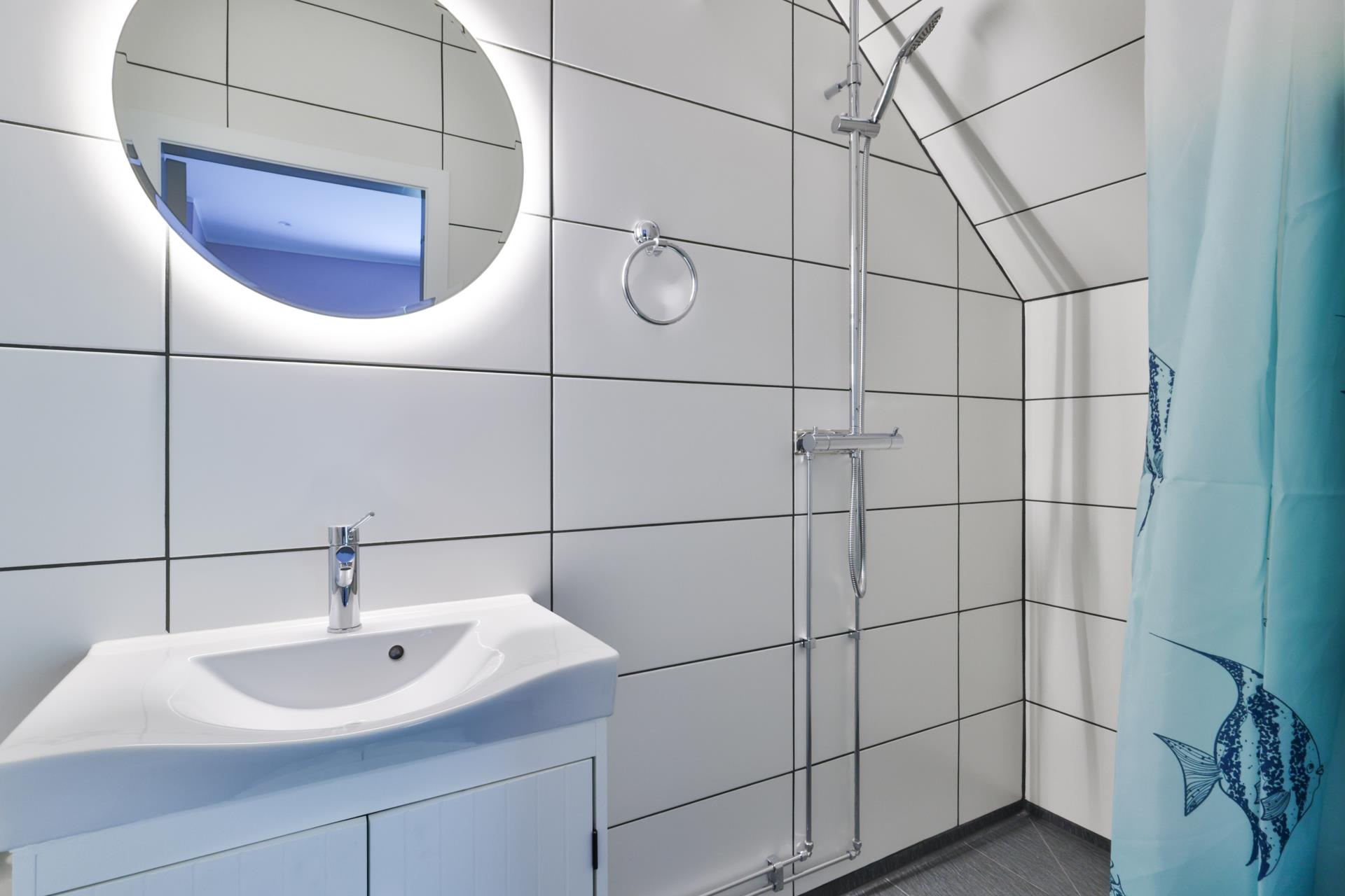 Modern villa med två uthyrningslägenheter och skogen som granne