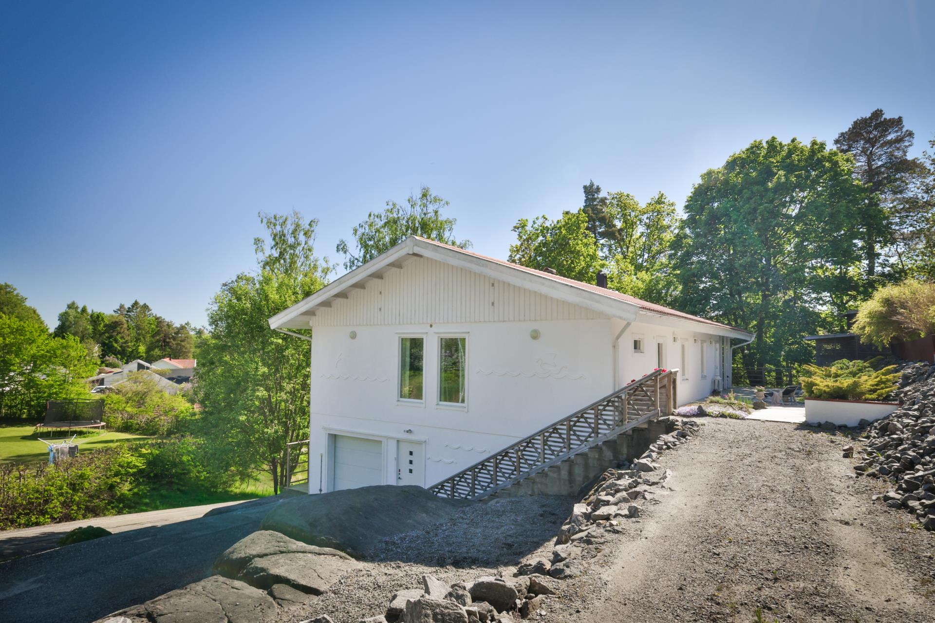 Modern villa med två uthyrningslägenheter och skogen som granne