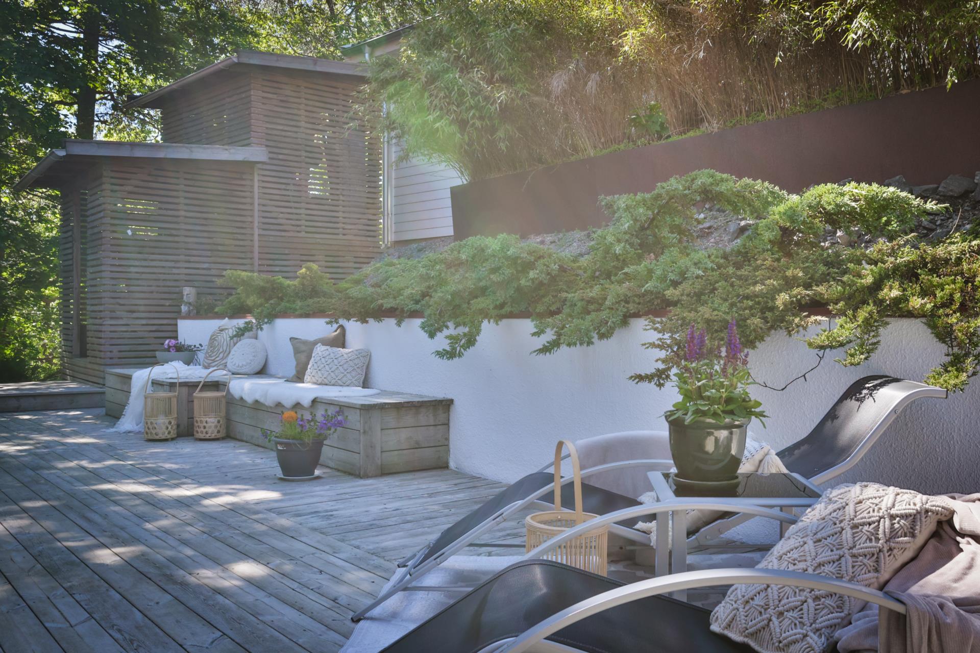 Modern villa med två uthyrningslägenheter och skogen som granne