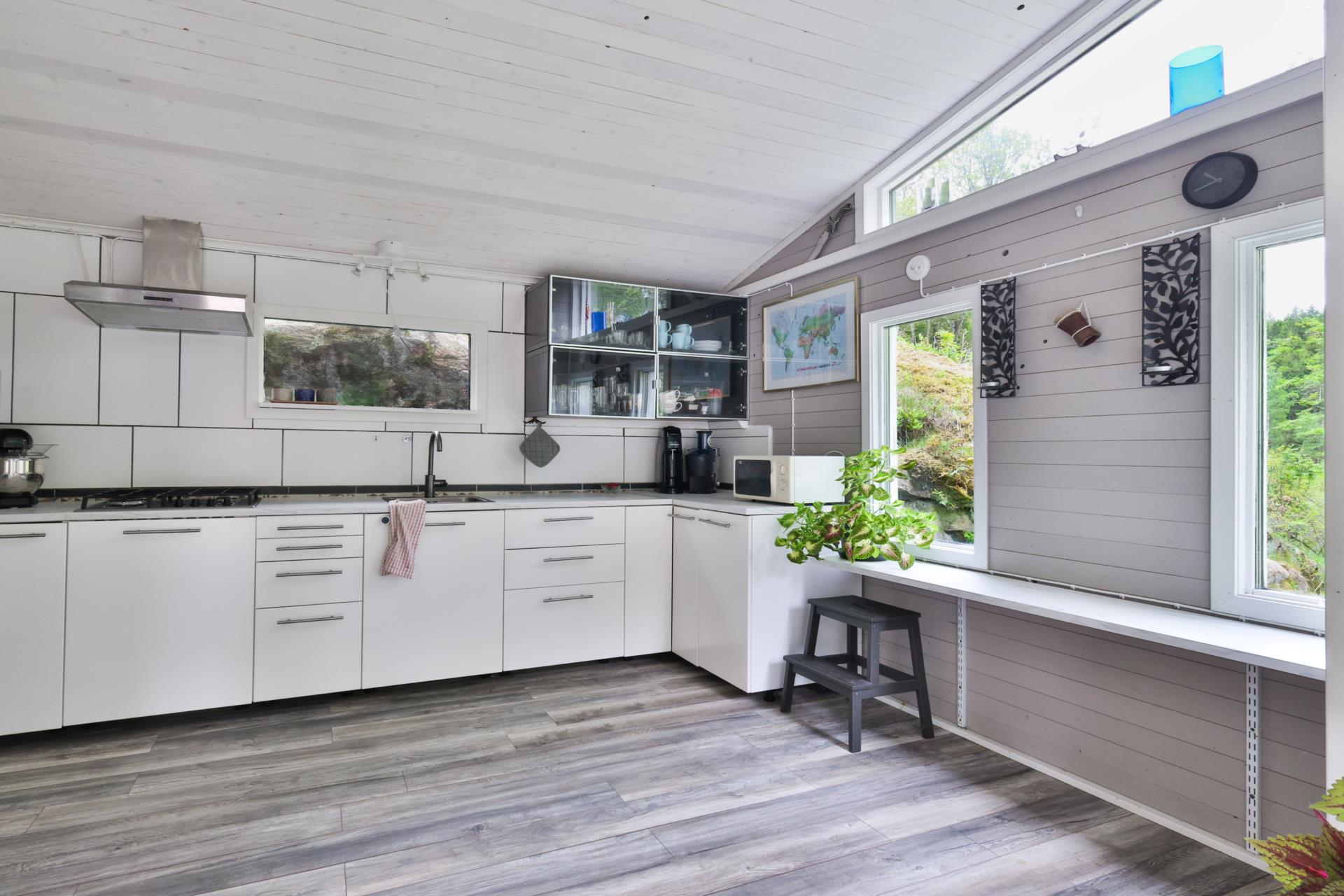 Charmig familjevilla i Ucklum med trädgård och naturnära läge