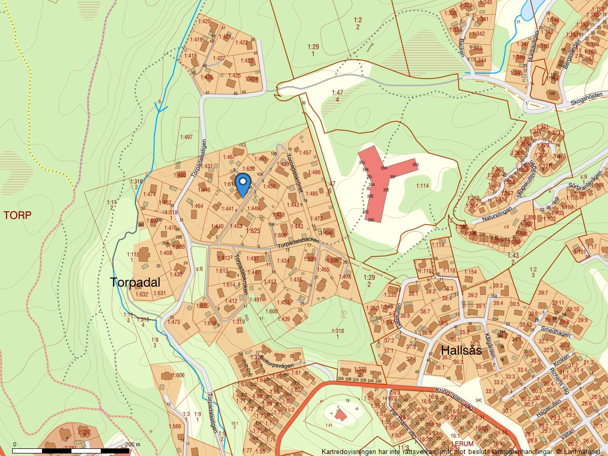 Modern villa med två uthyrningslägenheter och skogen som granne